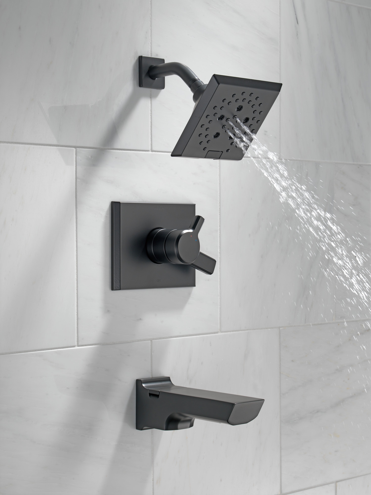 Grifo de bañera y regadera cuadrado de 5.78 pulgadas con acabado negro mate de dos manijas de la colección Delta Pivotal