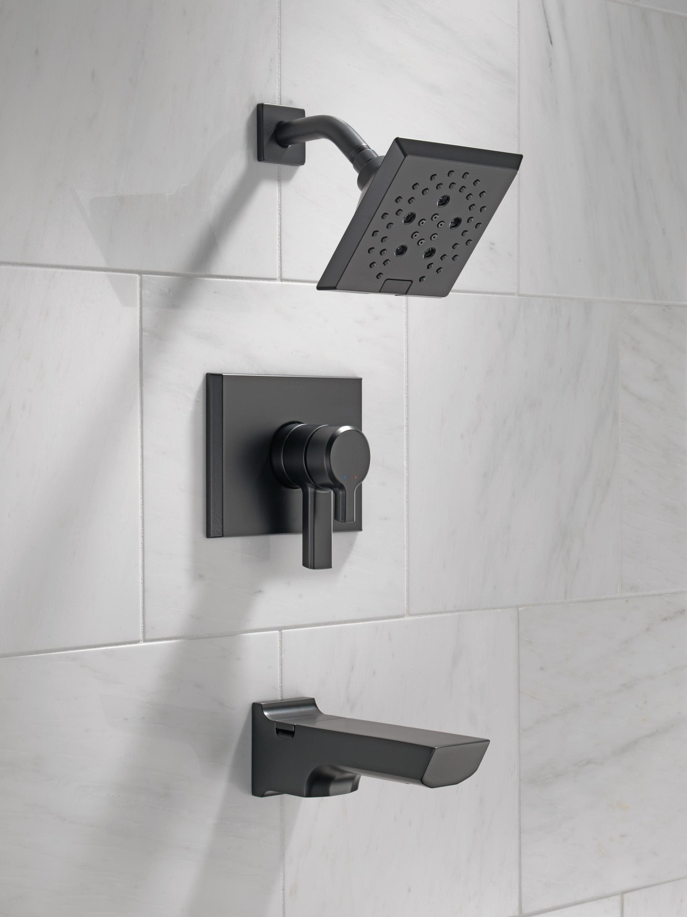 Grifo de bañera y regadera cuadrado de 5.78 pulgadas con acabado negro mate de dos manijas de la colección Delta Pivotal