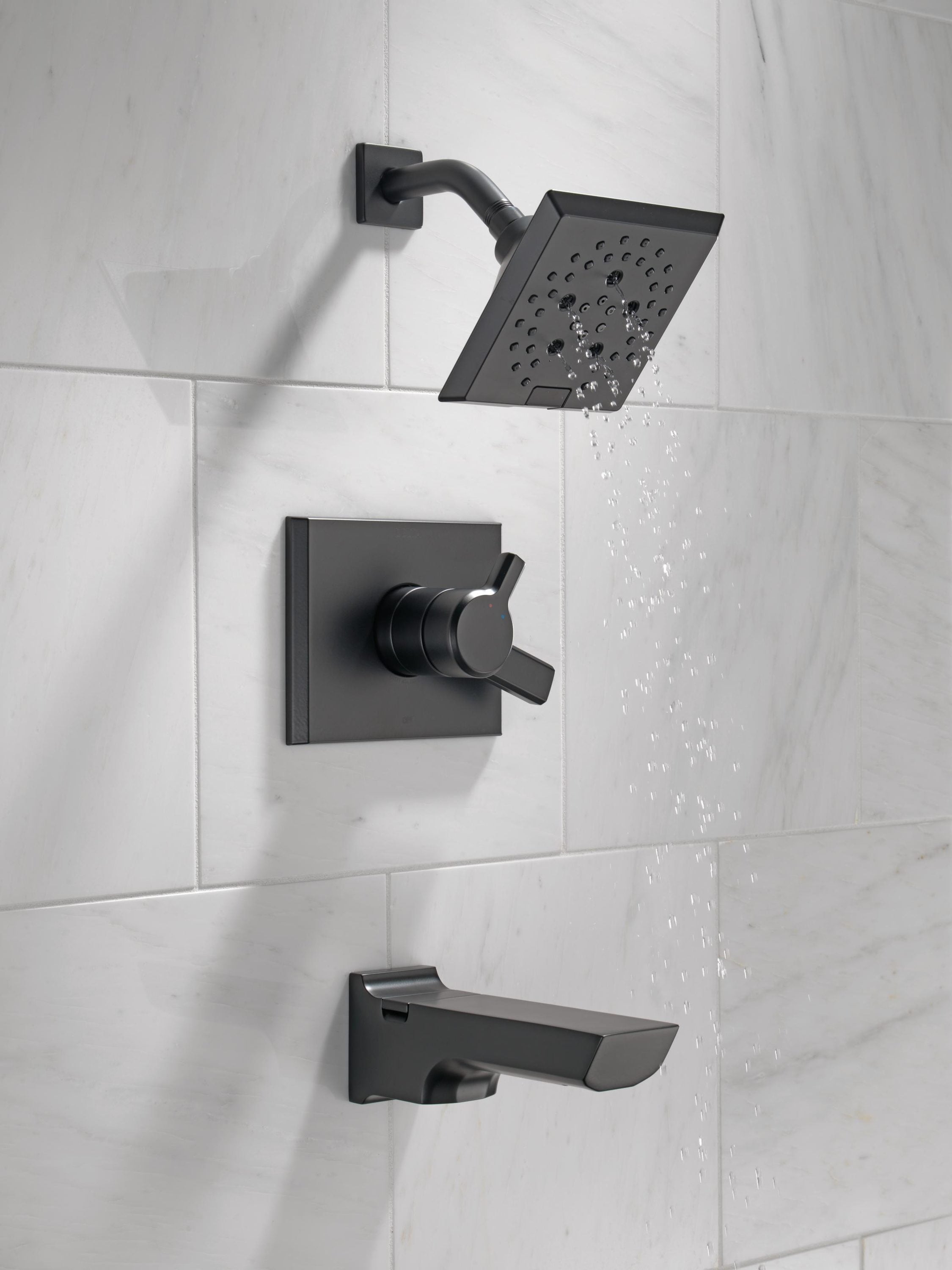 Grifo de bañera y regadera cuadrado de 5.78 pulgadas con acabado negro mate de dos manijas de la colección Delta Pivotal