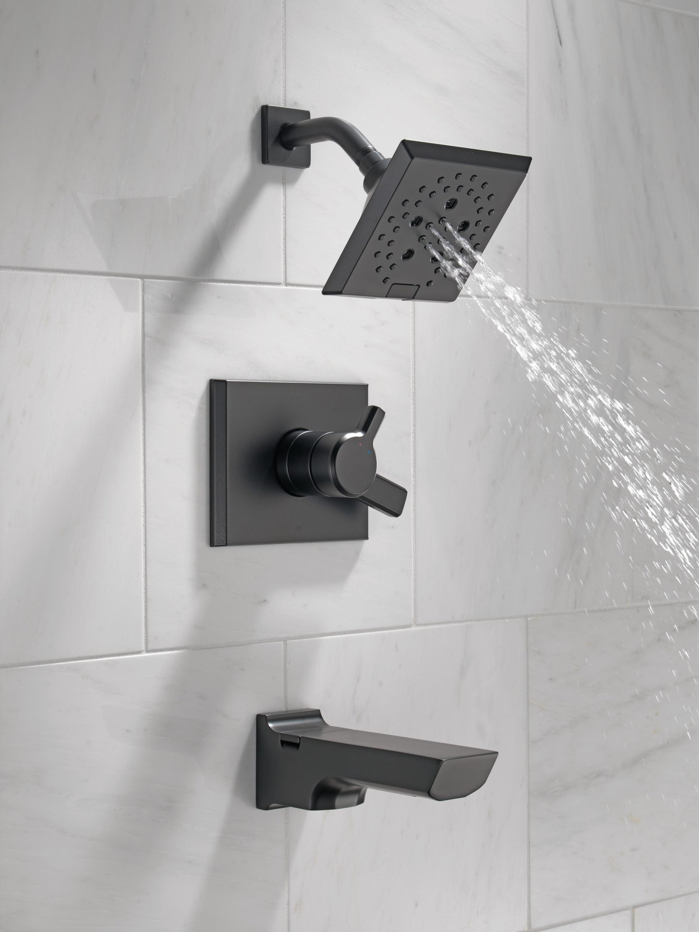 Grifo de bañera y regadera cuadrado de 5.78 pulgadas con acabado negro mate de dos manijas de la colección Delta Pivotal