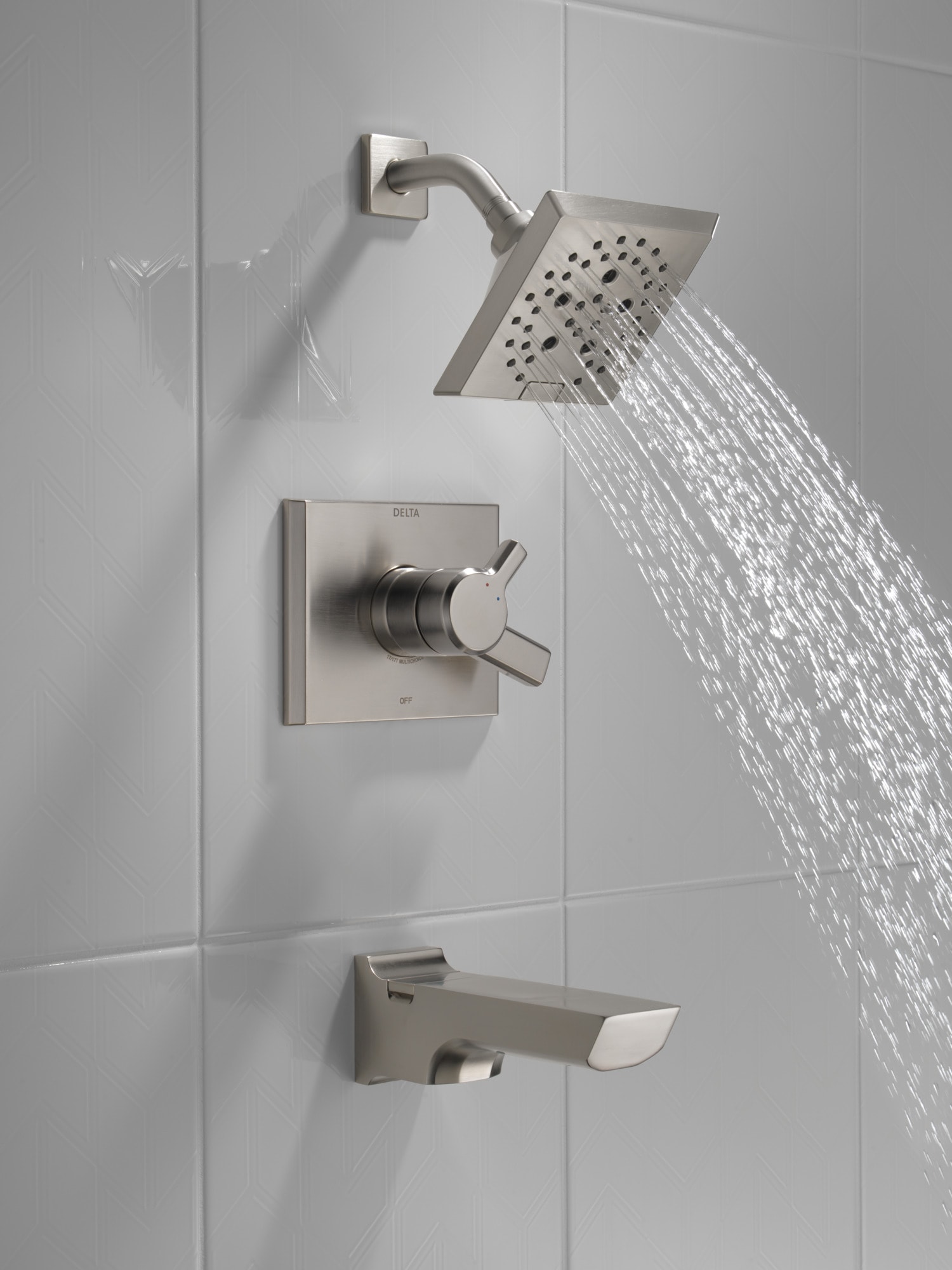 Grifo de bañera y ducha cuadrado de 5.75 pulgadas, de acero inoxidable con acabado LumiCoat de Delta Pivotal de doble mango y múltiples funciones