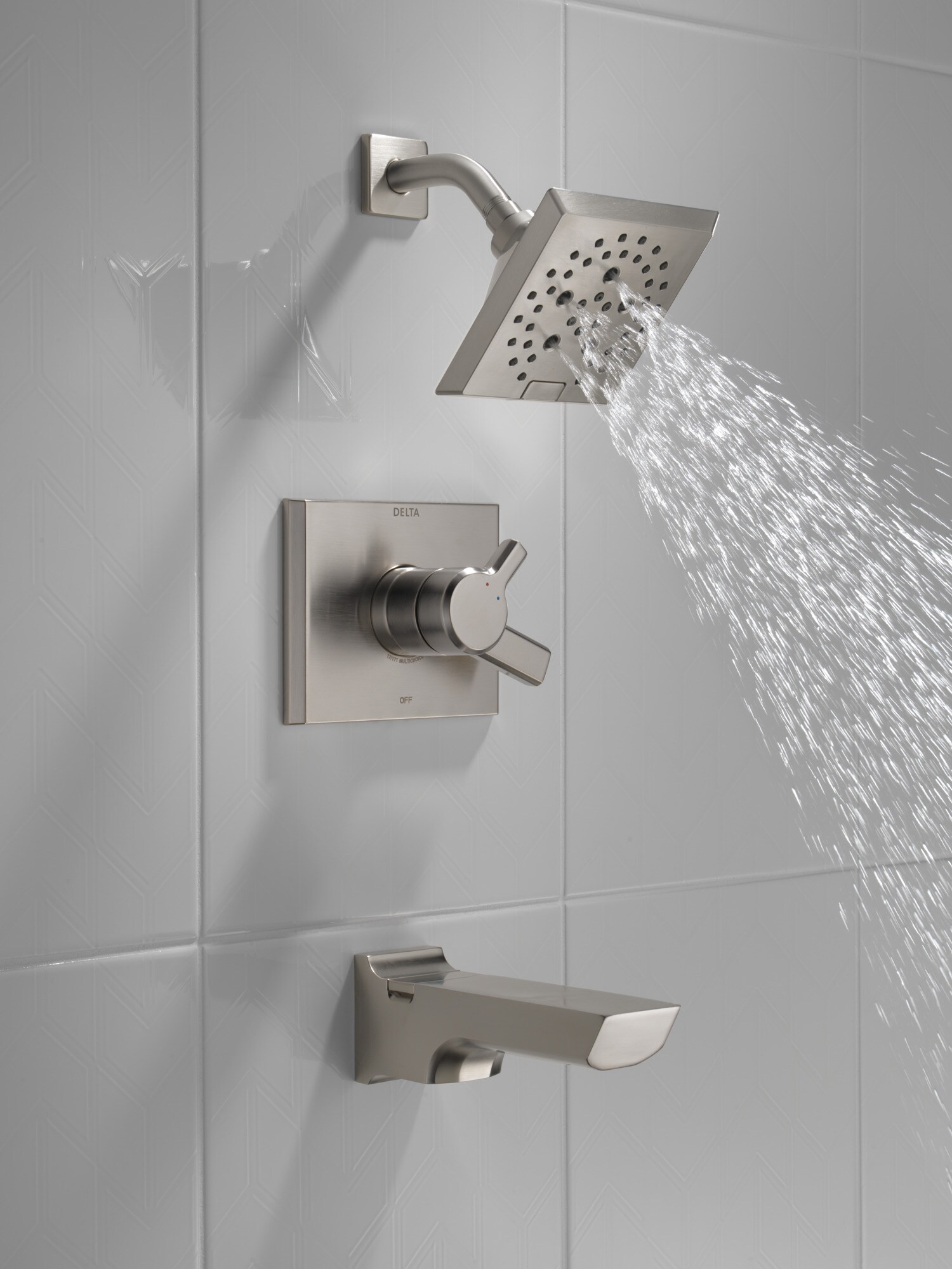 Grifo de bañera y ducha cuadrado de 5.75 pulgadas, de acero inoxidable con acabado LumiCoat de Delta Pivotal de doble mango y múltiples funciones