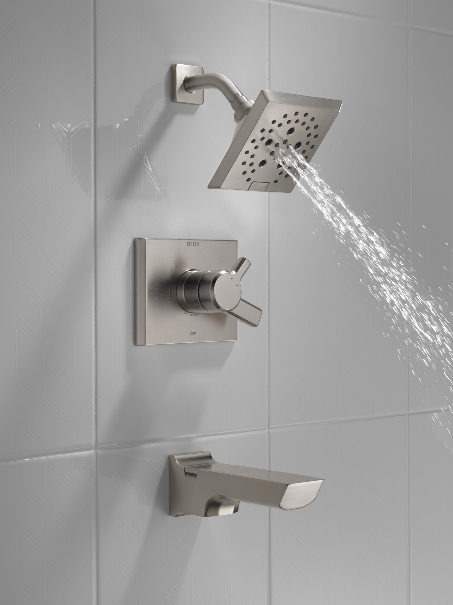 Grifo de bañera y ducha cuadrado de 5.75 pulgadas, de acero inoxidable con acabado LumiCoat de Delta Pivotal de doble mango y múltiples funciones