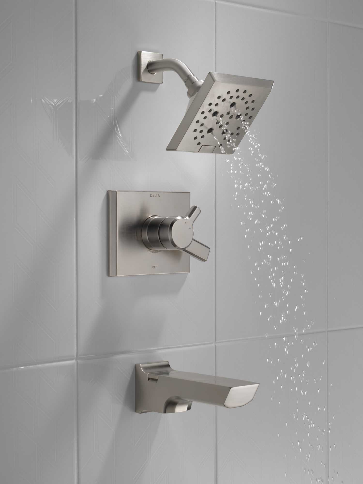 Grifo de bañera y ducha cuadrado de 5.75 pulgadas, de acero inoxidable con acabado LumiCoat de Delta Pivotal de doble mango y múltiples funciones