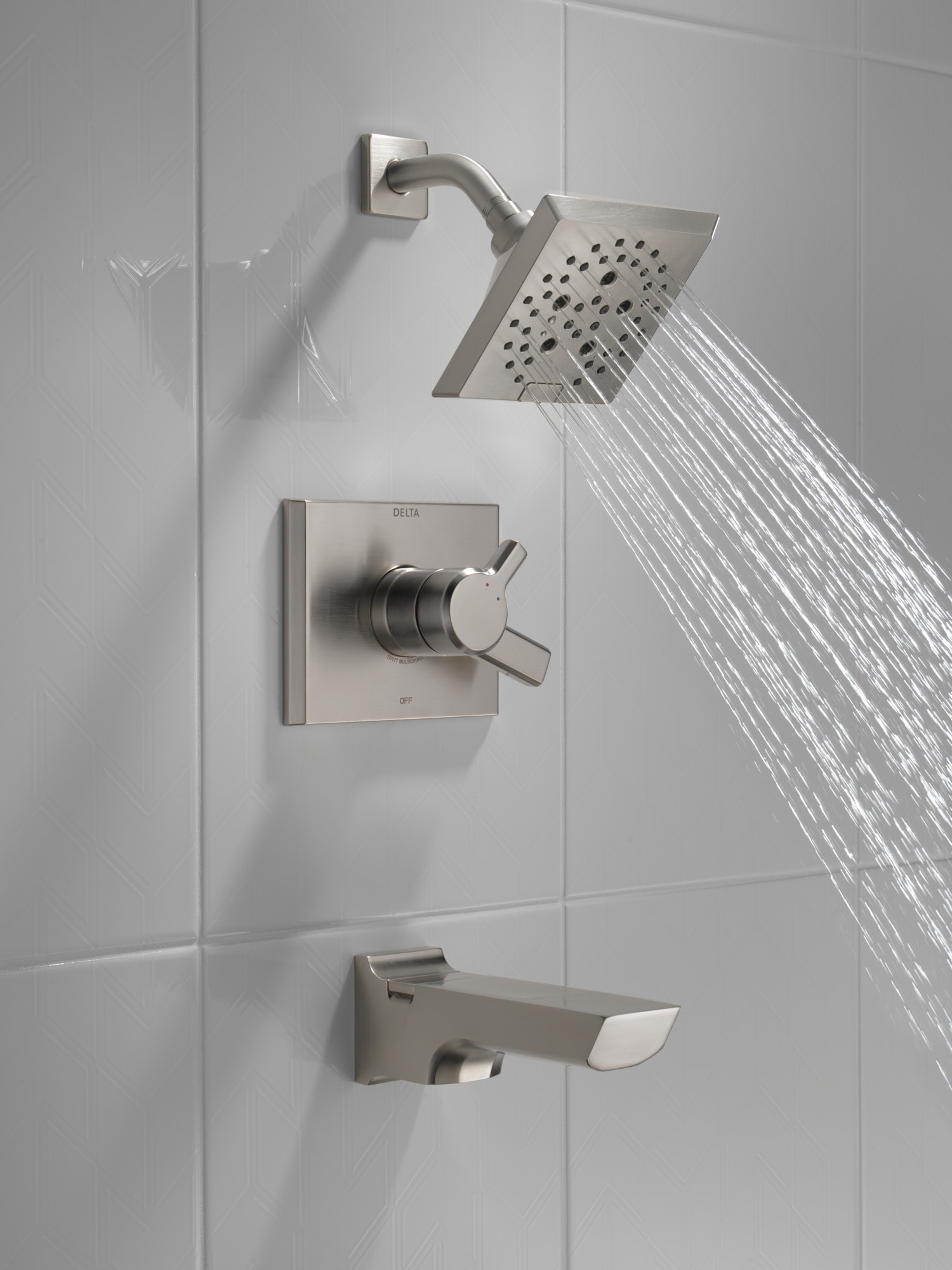 Grifo de bañera y ducha cuadrado de 5.75 pulgadas, de acero inoxidable con acabado LumiCoat de Delta Pivotal de doble mango y múltiples funciones