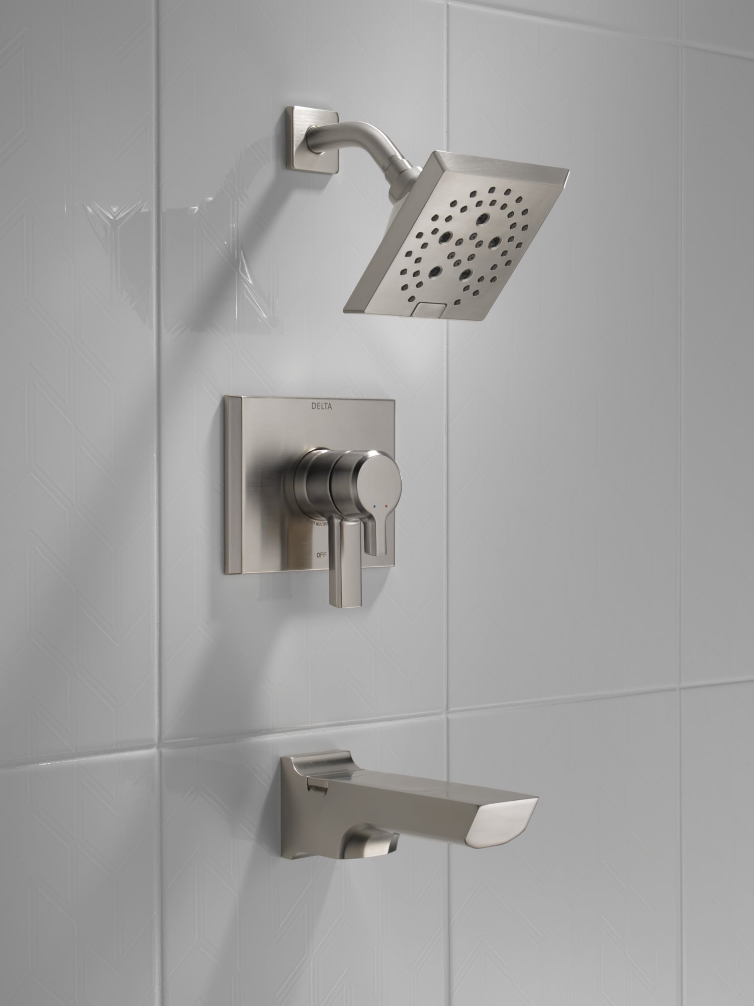 Grifo de bañera y ducha cuadrado de 5.75 pulgadas, de acero inoxidable con acabado LumiCoat de Delta Pivotal de doble mango y múltiples funciones