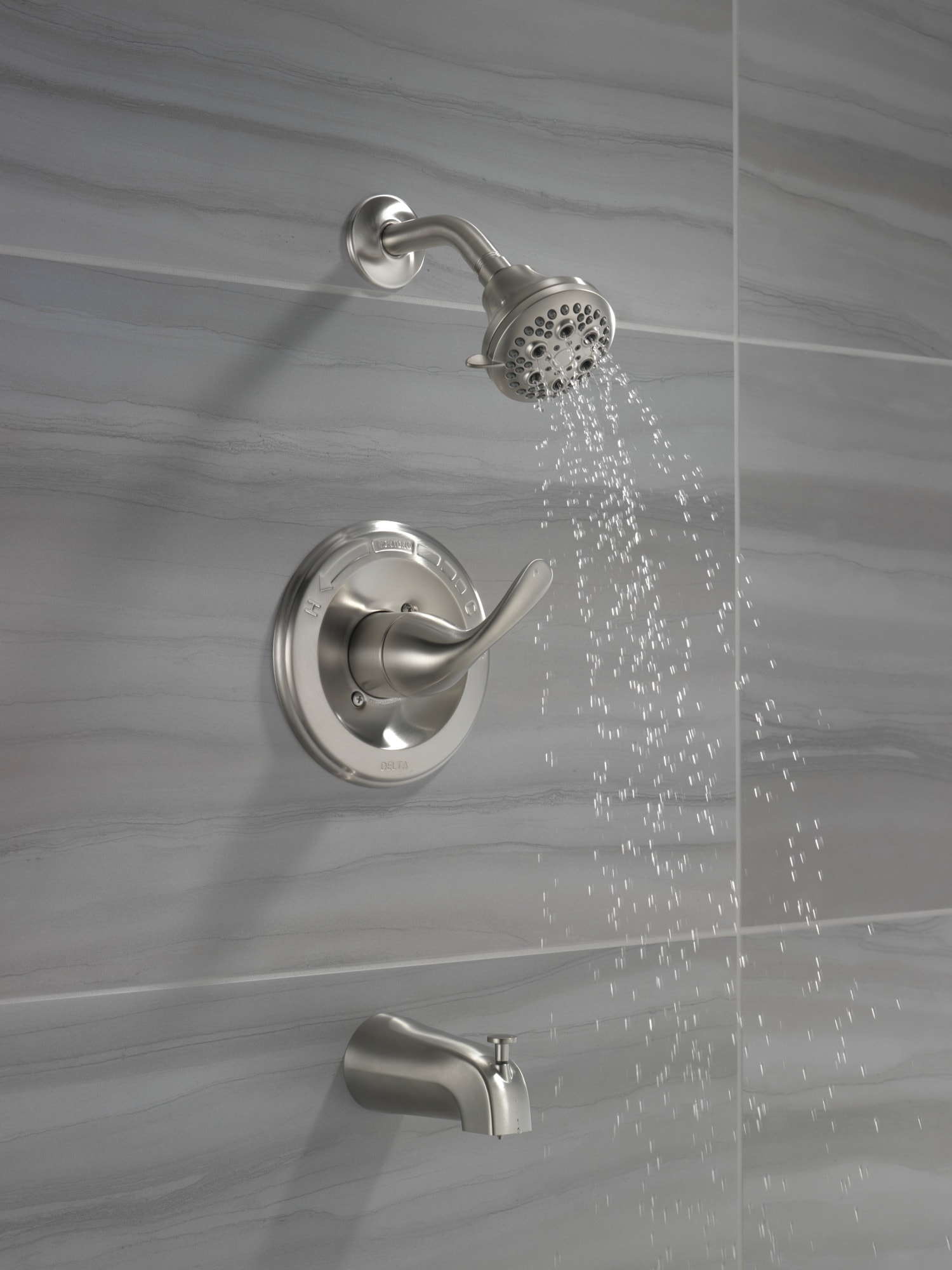 Grifo redondo para bañera y ducha con función múltiple de acero inoxidable Delta Classic de 1 mango de 4.875 pulgadas.