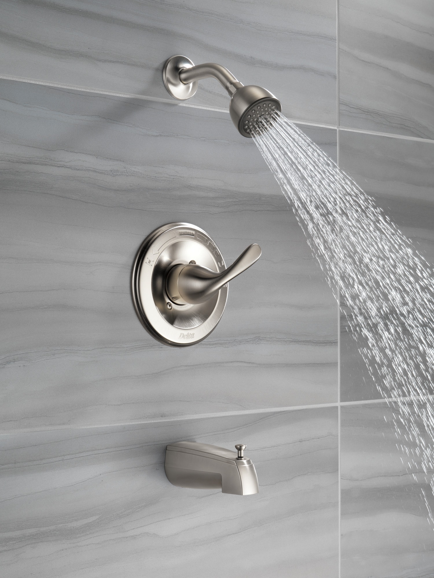Grifo redondo para bañera y ducha con función múltiple de acero inoxidable Delta Classic de 1 mango de 4.875 pulgadas.