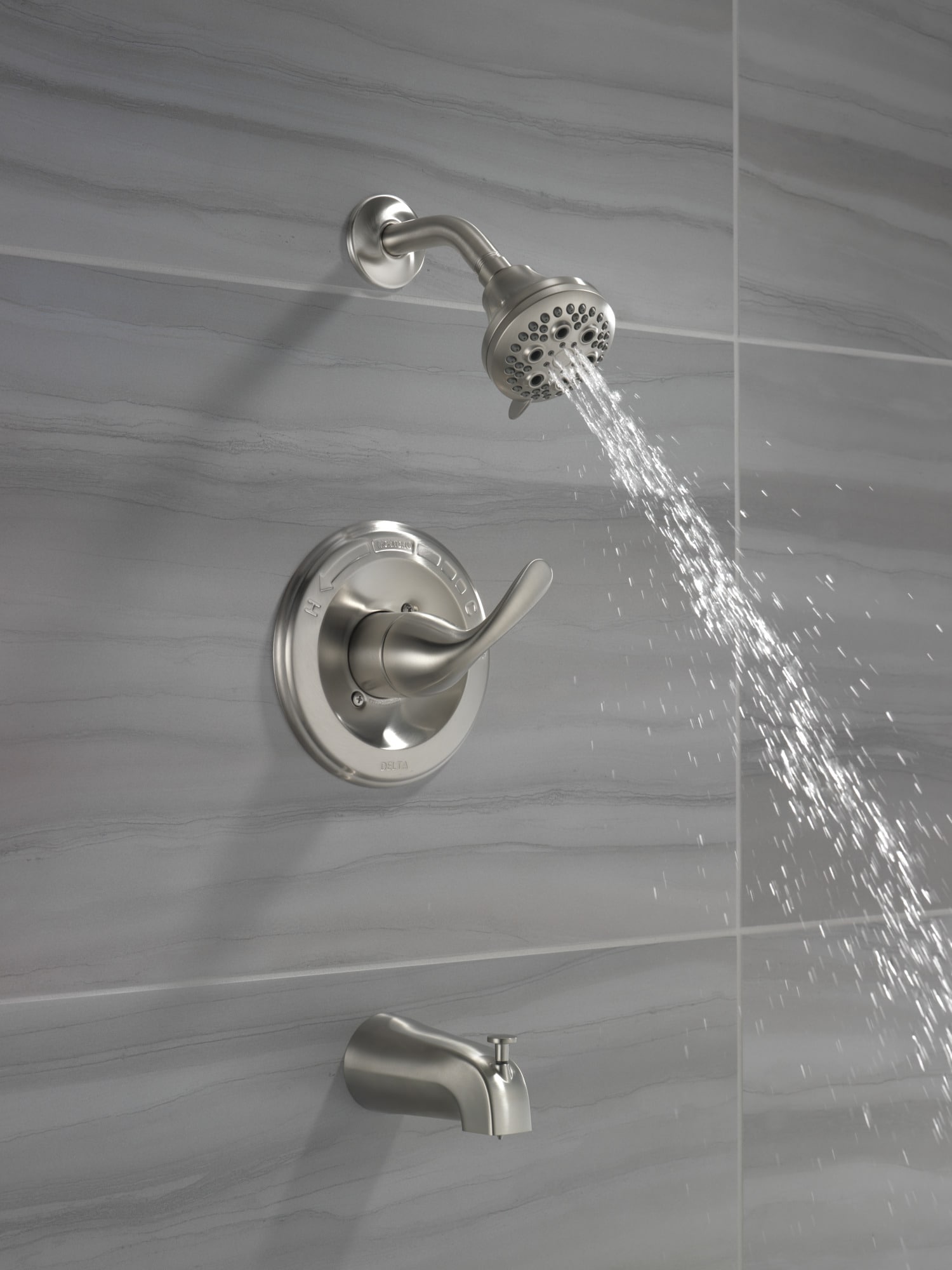 Grifo redondo para bañera y ducha con función múltiple de acero inoxidable Delta Classic de 1 mango de 4.875 pulgadas.