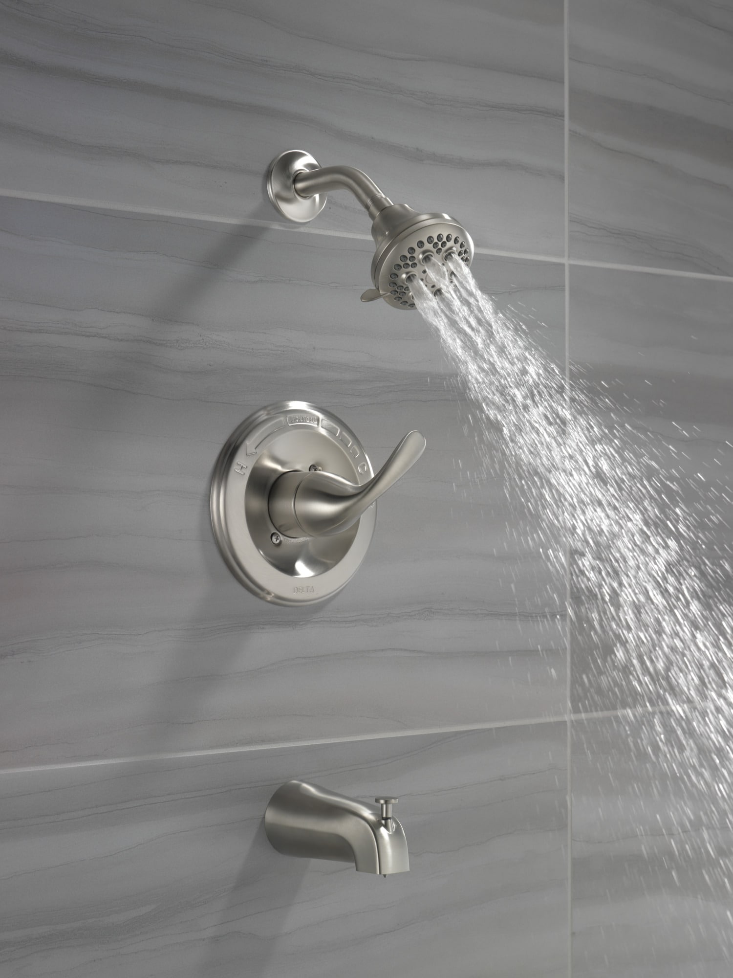 Grifo redondo para bañera y ducha con función múltiple de acero inoxidable Delta Classic de 1 mango de 4.875 pulgadas.