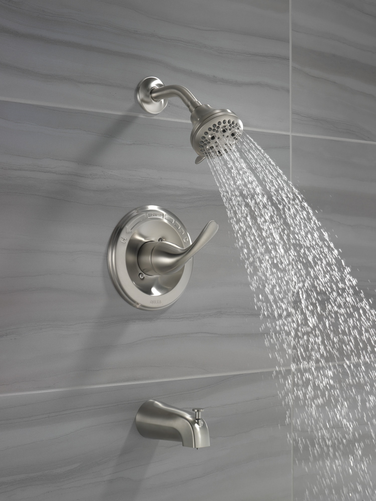 Grifo redondo para bañera y ducha con función múltiple de acero inoxidable Delta Classic de 1 mango de 4.875 pulgadas.