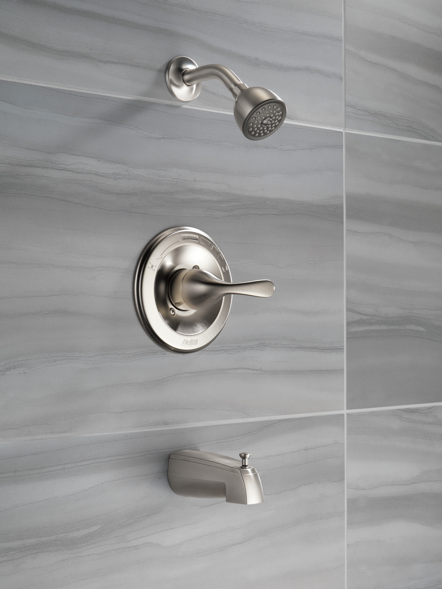 Grifo redondo para bañera y ducha con función múltiple de acero inoxidable Delta Classic de 1 mango de 4.875 pulgadas.