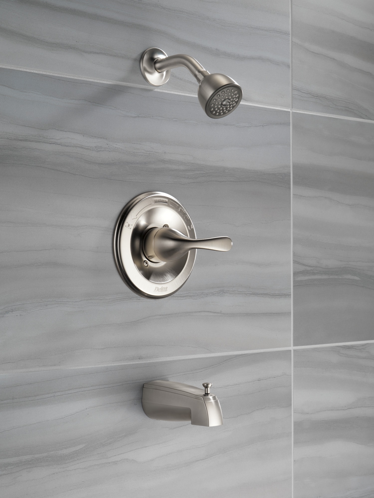 Grifo redondo para bañera y ducha con función múltiple de acero inoxidable Delta Classic de 1 mango de 4.875 pulgadas.