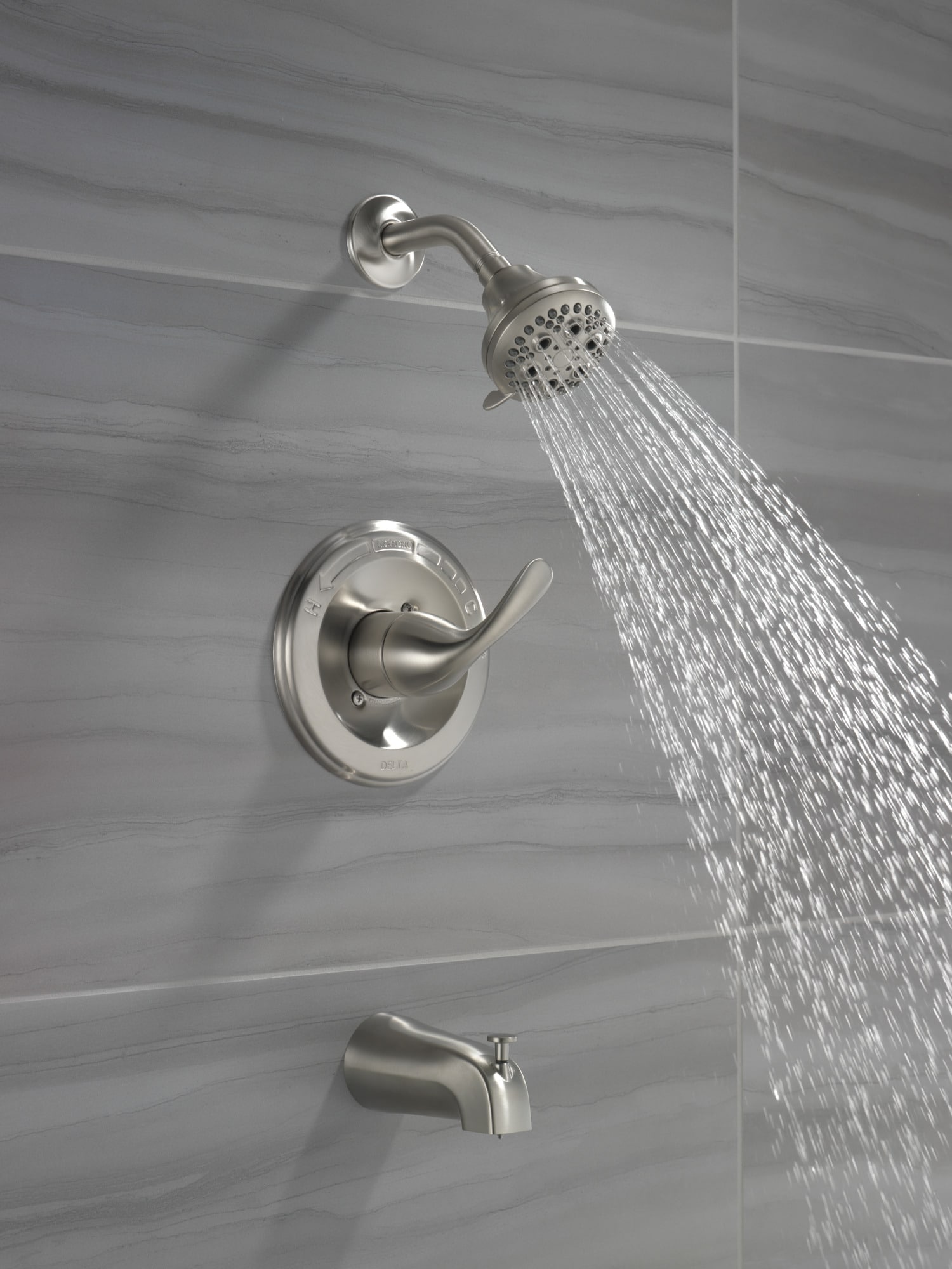 Grifo redondo para bañera y ducha con función múltiple de acero inoxidable Delta Classic de 1 mango de 4.875 pulgadas.