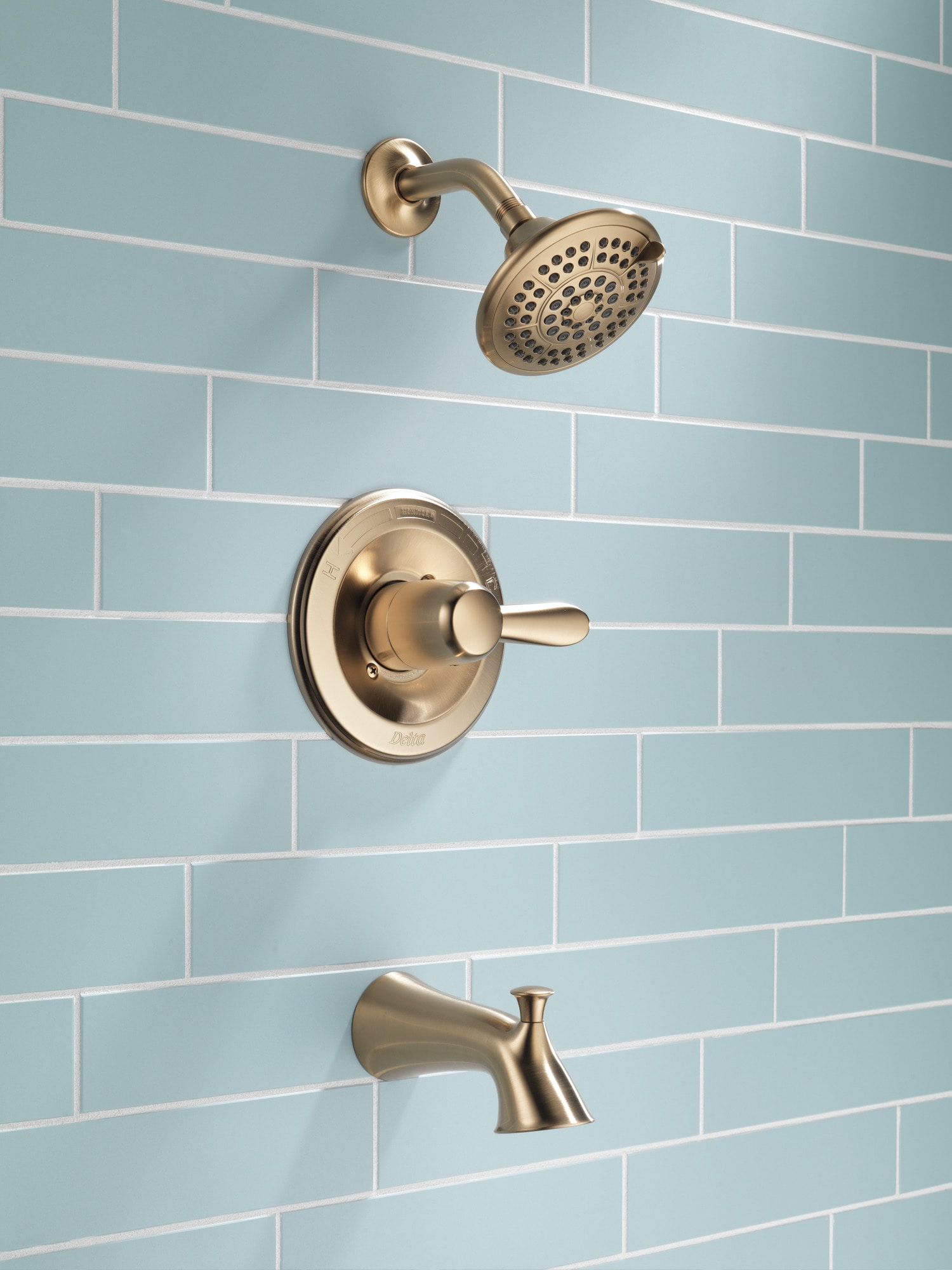 Grifo de bañera y ducha de una sola manija y función múltiple en bronce champagne Delta Lahara de 3.375 pulgadas de diámetro.