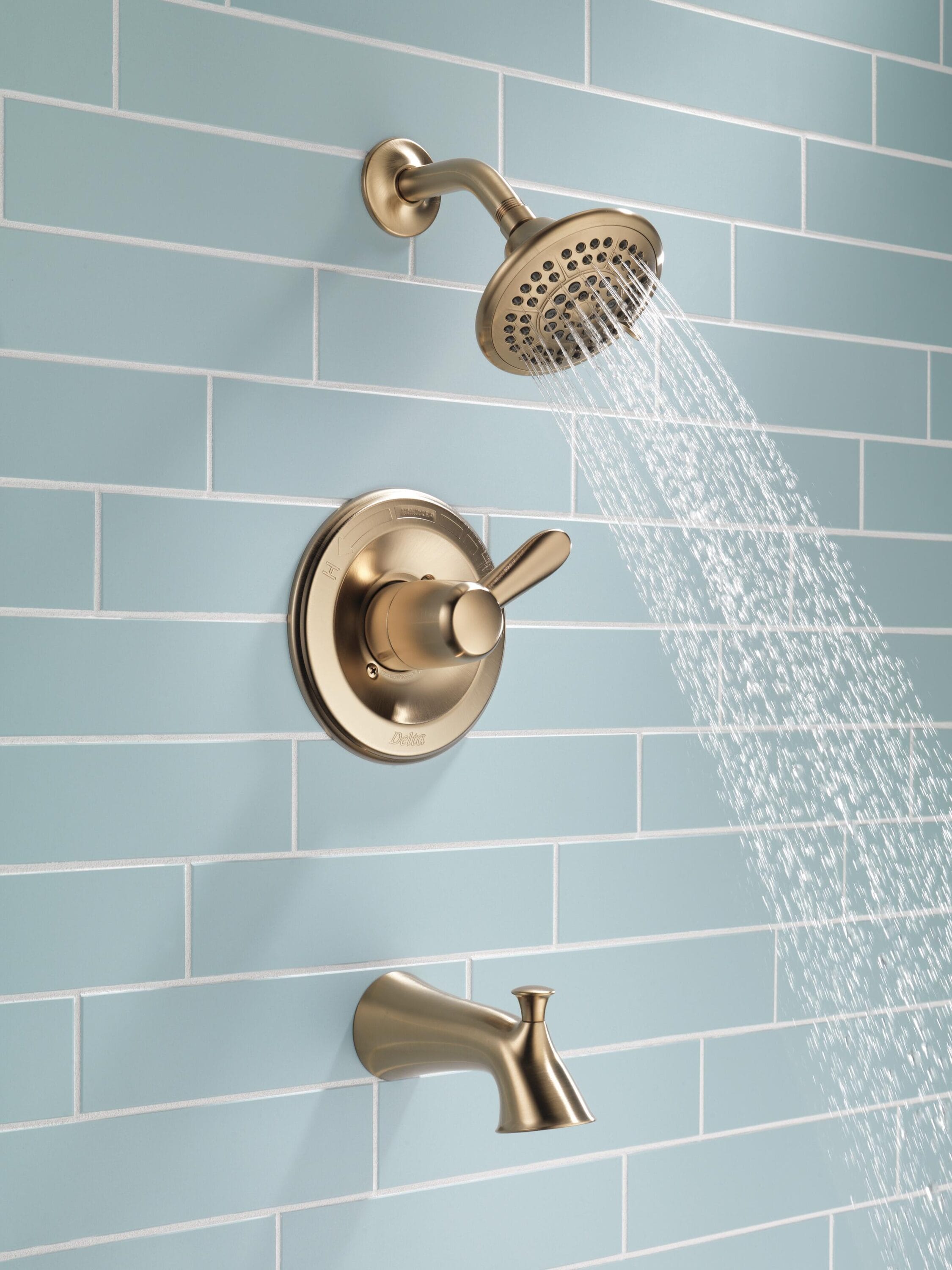 Grifo de bañera y ducha de una sola manija y función múltiple en bronce champagne Delta Lahara de 3.375 pulgadas de diámetro.