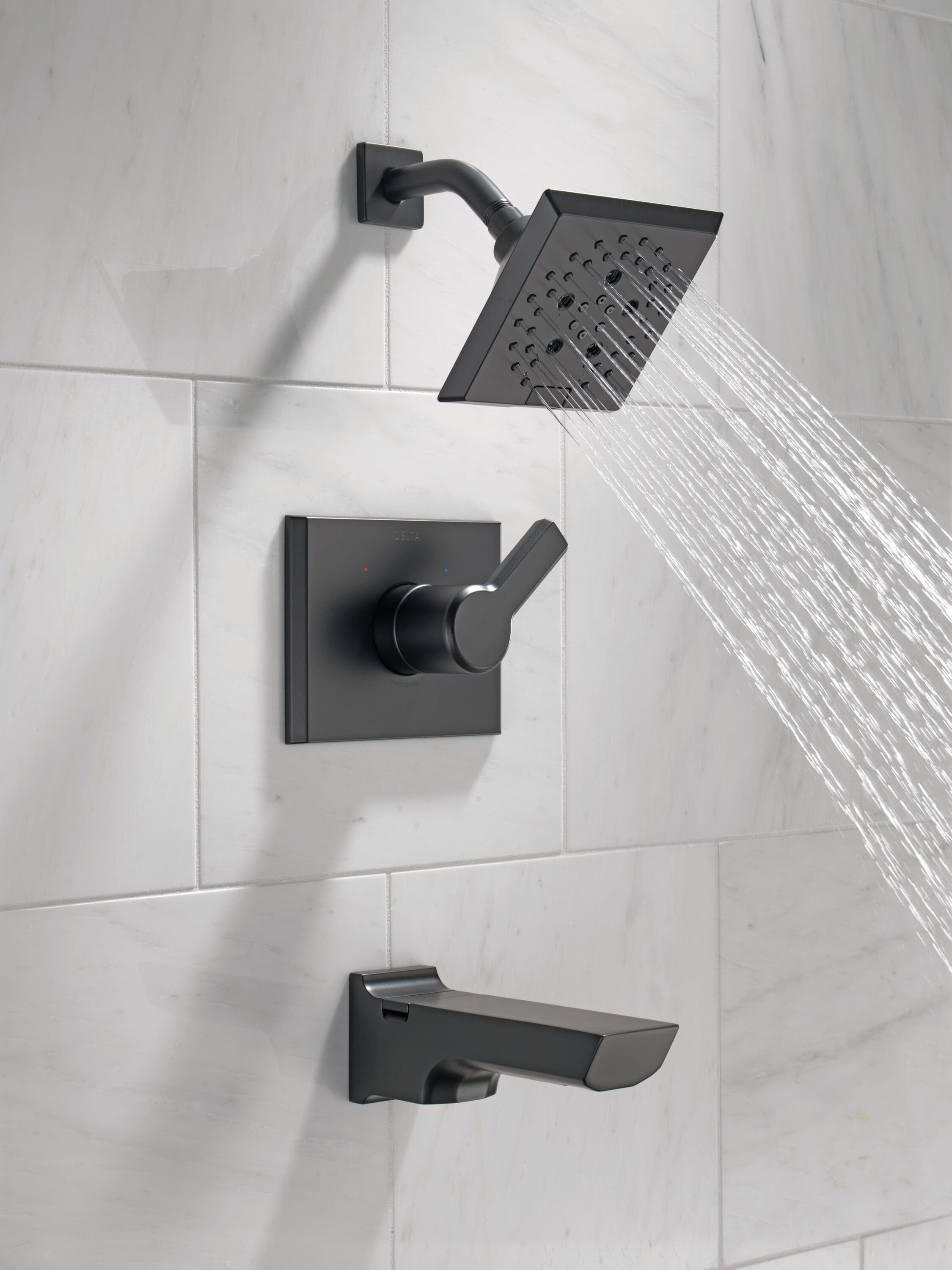Grifo de bañera y regadera cuadrado de 5.78 pulgadas, de un solo mango, en negro mate de la colección Delta Pivotal con válvula T14499-BL