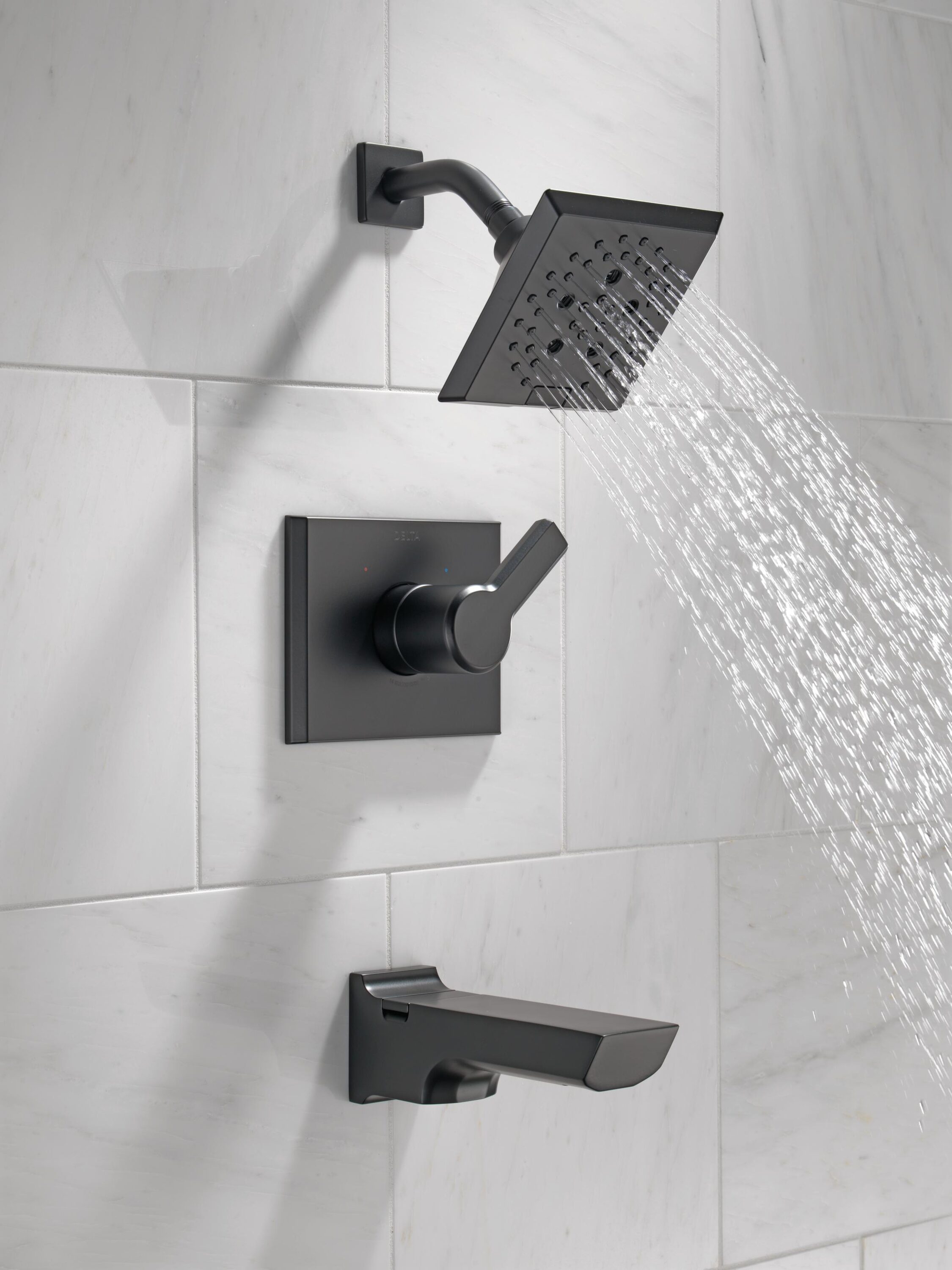 Grifo de bañera y regadera cuadrado de 5.78 pulgadas, de un solo mango, en negro mate de la colección Delta Pivotal con válvula T14499-BL