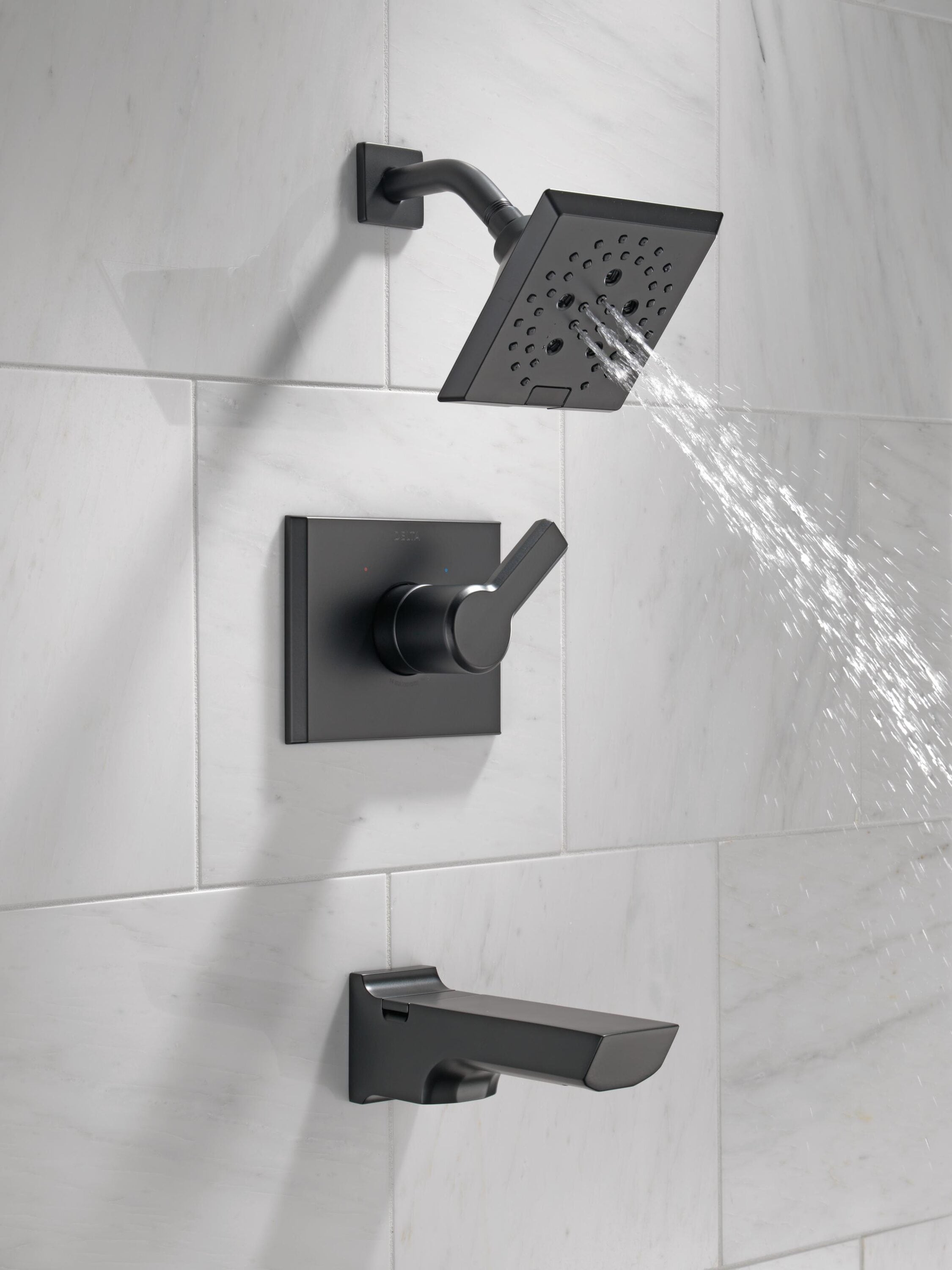 Grifo de bañera y regadera cuadrado de 5.78 pulgadas, de un solo mango, en negro mate de la colección Delta Pivotal con válvula T14499-BL