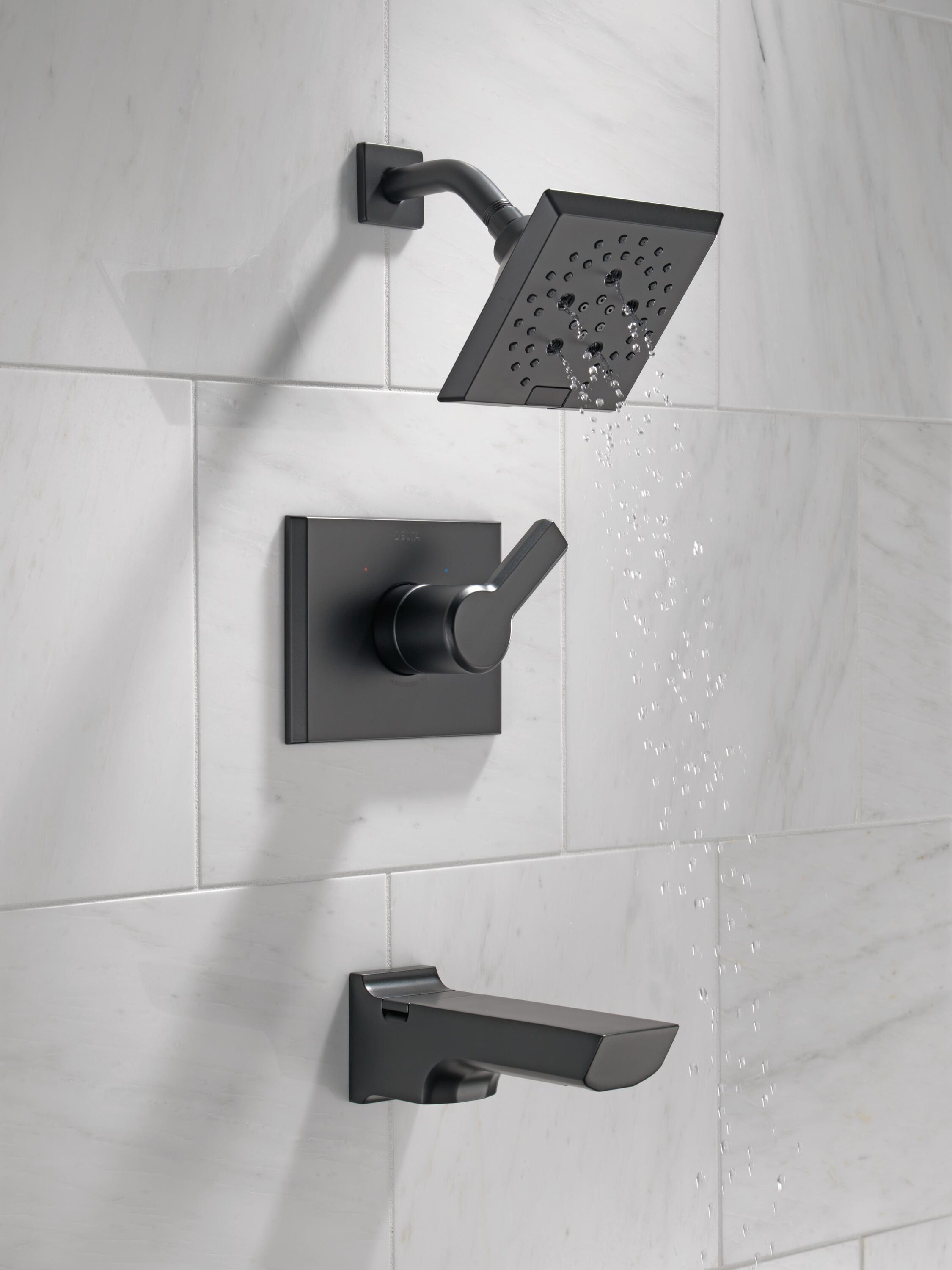 Grifo de bañera y regadera cuadrado de 5.78 pulgadas, de un solo mango, en negro mate de la colección Delta Pivotal con válvula T14499-BL