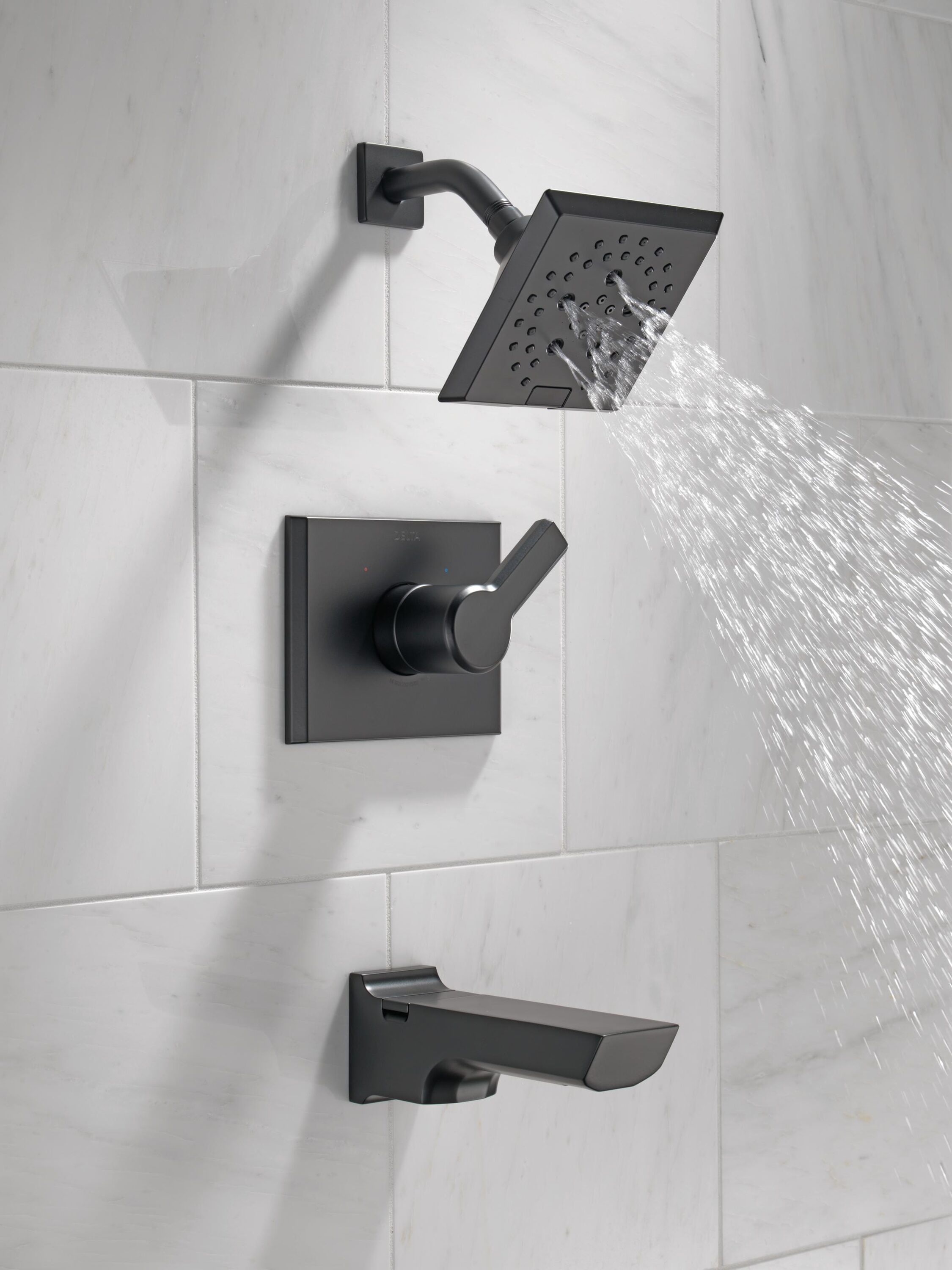 Grifo de bañera y regadera cuadrado de 5.78 pulgadas, de un solo mango, en negro mate de la colección Delta Pivotal con válvula T14499-BL
