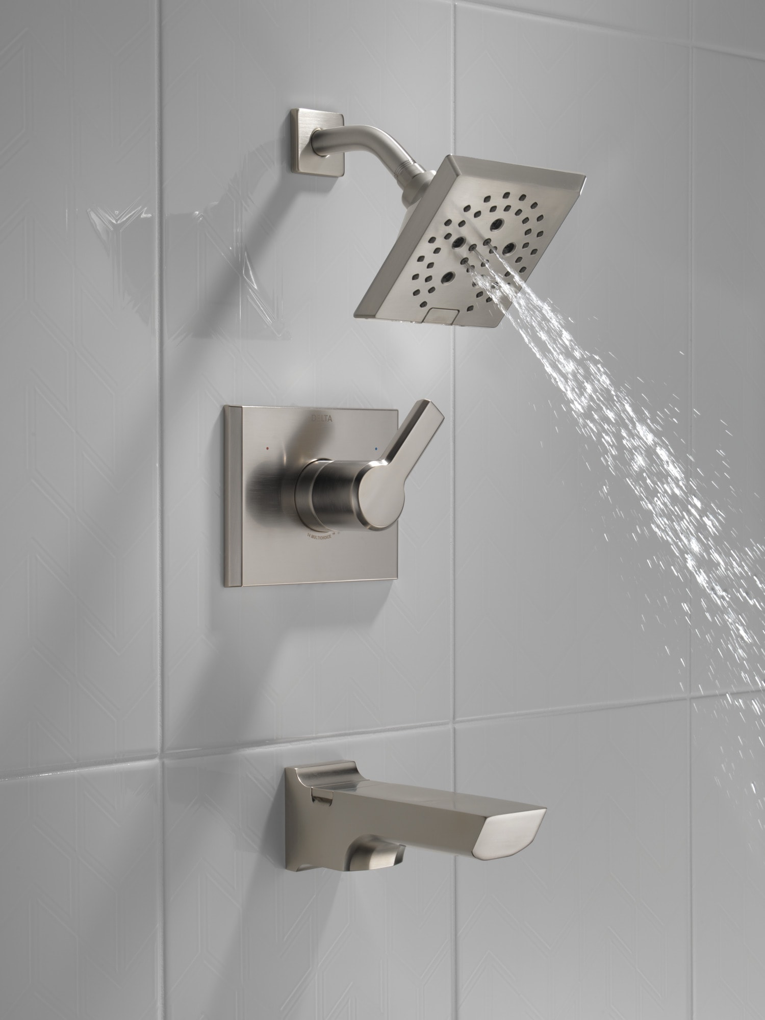 Grifo de bañera y ducha cuadrado de 5.75 pulgadas con válvula de acero inoxidable de un solo mango y multifunción Delta Pivotal Lumicoat