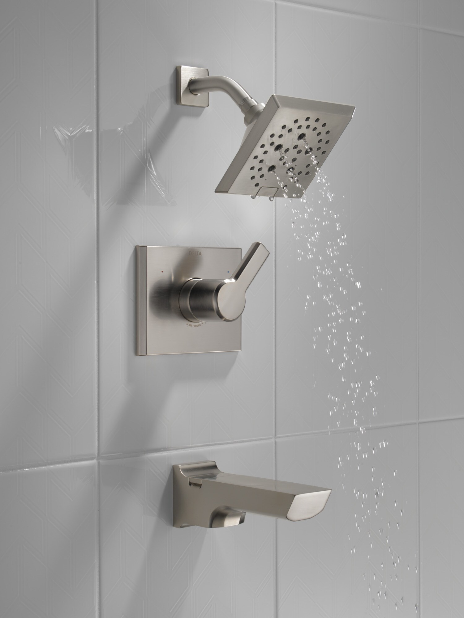 Grifo de bañera y ducha cuadrado de 5.75 pulgadas con válvula de acero inoxidable de un solo mango y multifunción Delta Pivotal Lumicoat