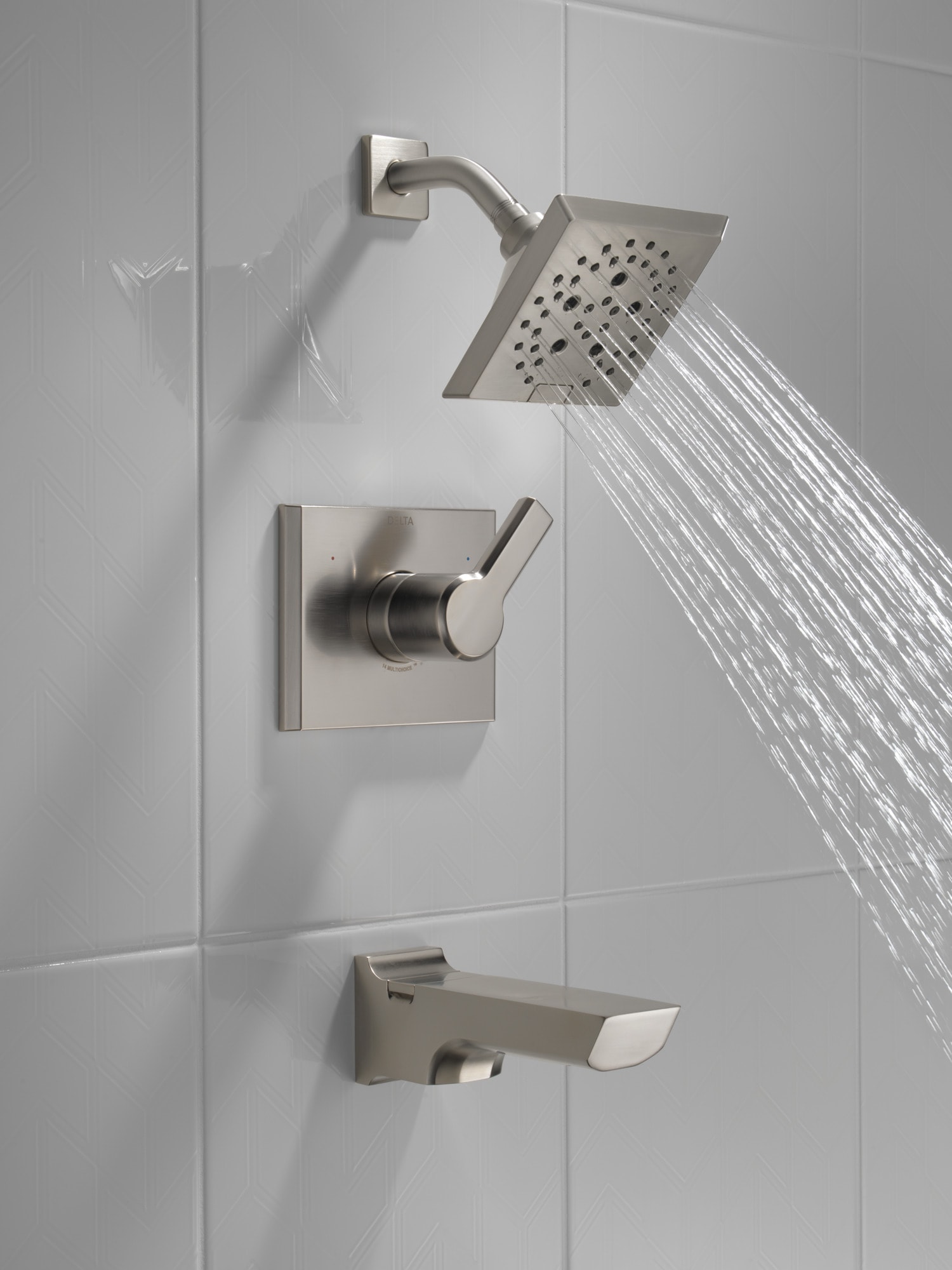Grifo de bañera y ducha cuadrado de 5.75 pulgadas con válvula de acero inoxidable de un solo mango y multifunción Delta Pivotal Lumicoat