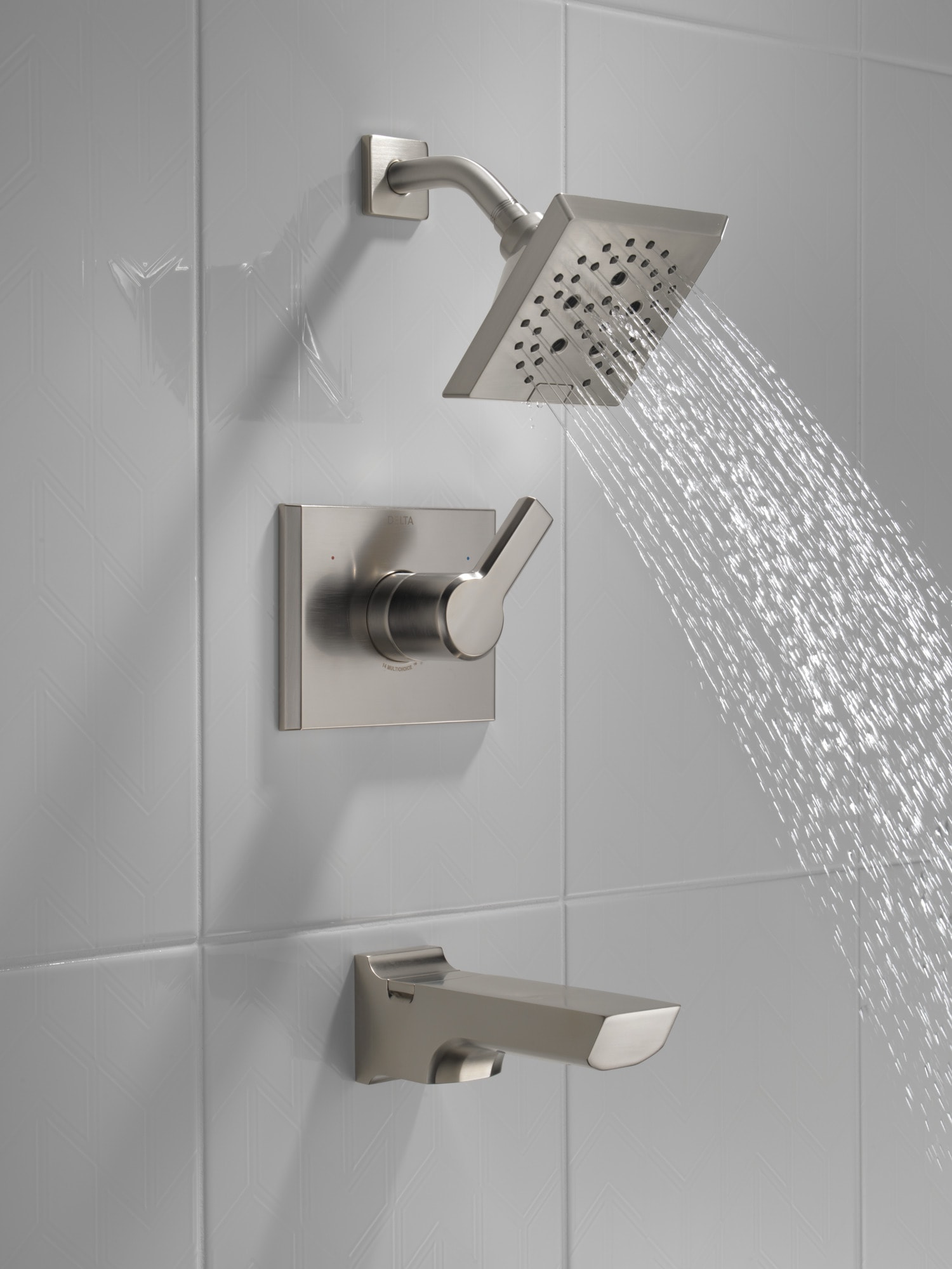 Grifo de bañera y ducha cuadrado de 5.75 pulgadas con válvula de acero inoxidable de un solo mango y multifunción Delta Pivotal Lumicoat