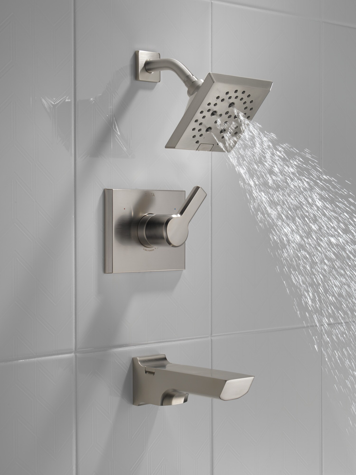 Grifo de bañera y ducha cuadrado de 5.75 pulgadas con válvula de acero inoxidable de un solo mango y multifunción Delta Pivotal Lumicoat
