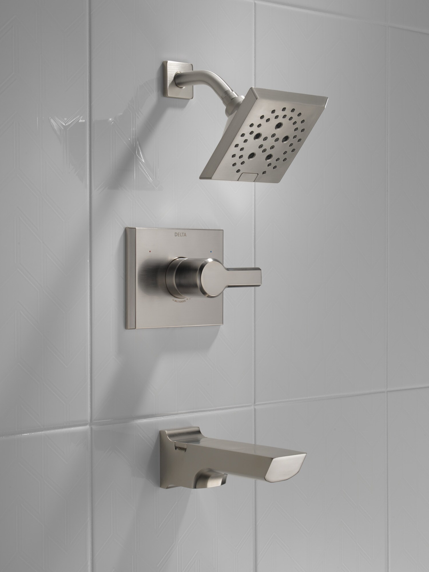 Grifo de bañera y ducha cuadrado de 5.75 pulgadas con válvula de acero inoxidable de un solo mango y multifunción Delta Pivotal Lumicoat