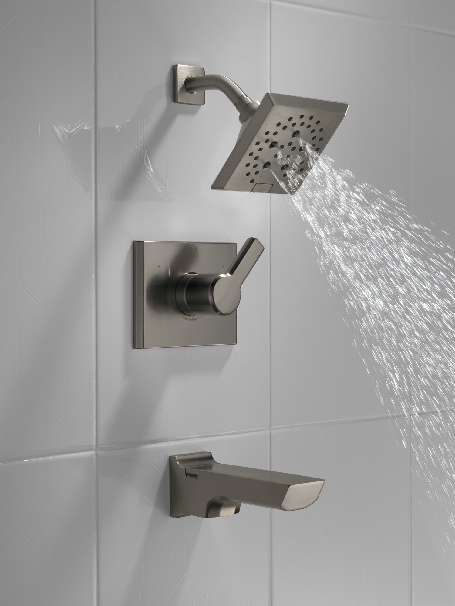 Grifo para Bañera y Ducha de Acero Inoxidable Negro con Acabado Lumicoat y 1 mango de control de Delta Pivotal de 5.75 Pulgadas, Función Múltiple