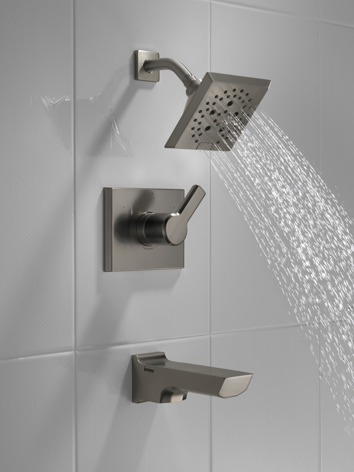 Grifo para Bañera y Ducha de Acero Inoxidable Negro con Acabado Lumicoat y 1 mango de control de Delta Pivotal de 5.75 Pulgadas, Función Múltiple