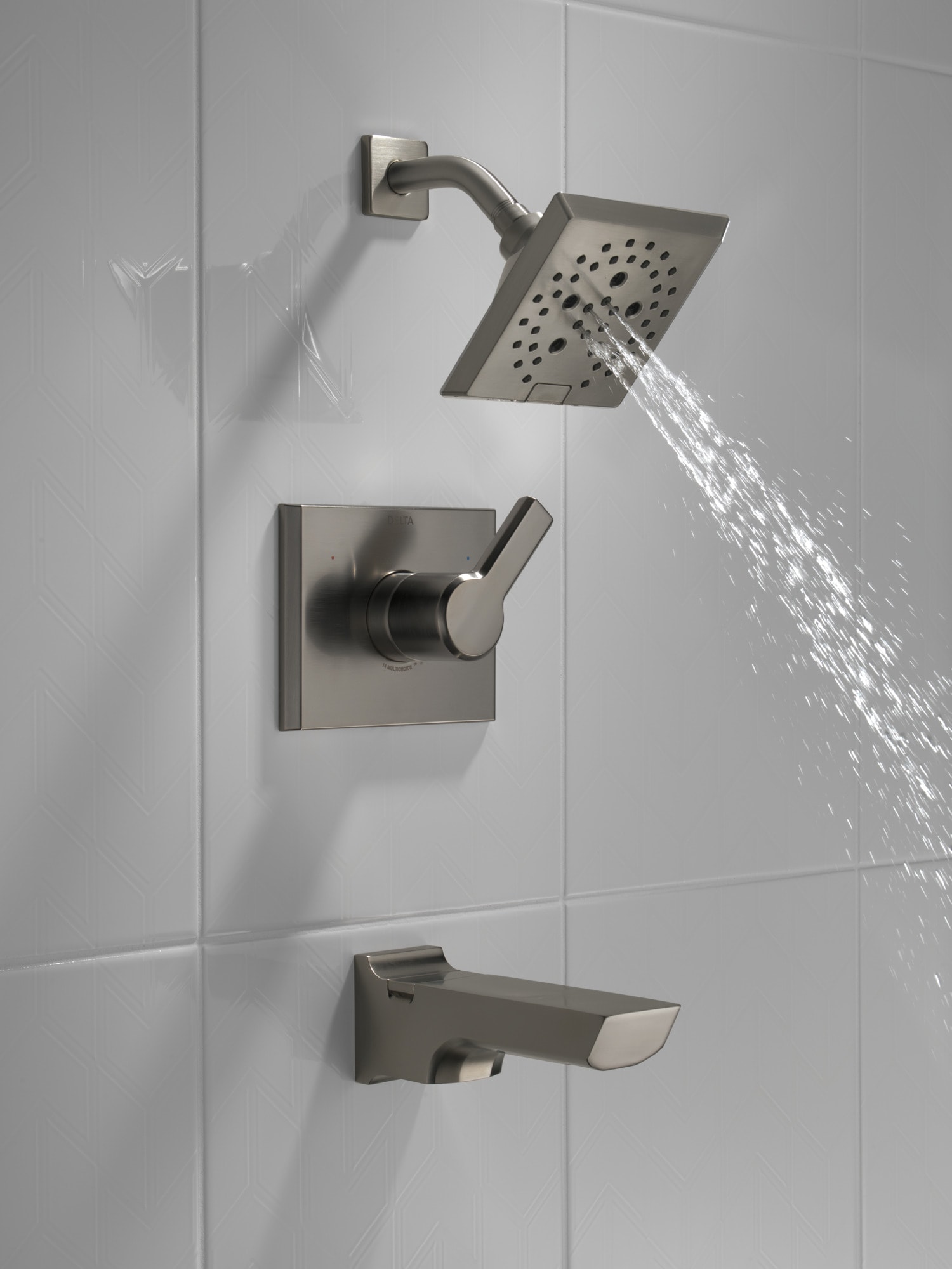 Grifo para Bañera y Ducha de Acero Inoxidable Negro con Acabado Lumicoat y 1 mango de control de Delta Pivotal de 5.75 Pulgadas, Función Múltiple