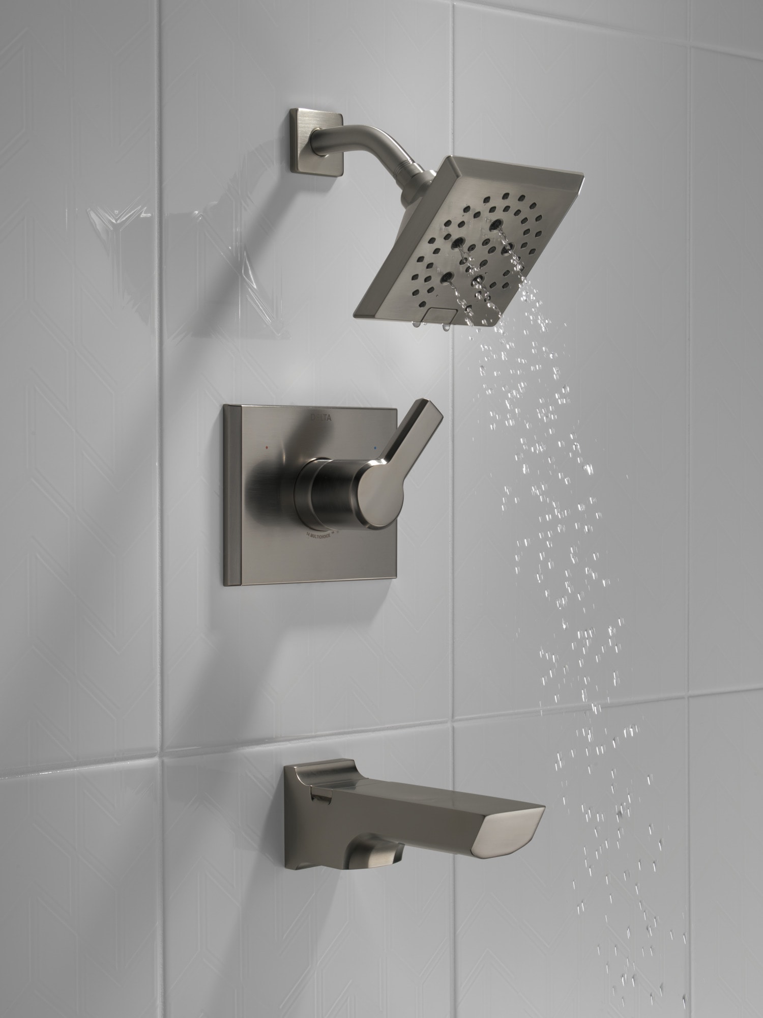 Grifo para Bañera y Ducha de Acero Inoxidable Negro con Acabado Lumicoat y 1 mango de control de Delta Pivotal de 5.75 Pulgadas, Función Múltiple