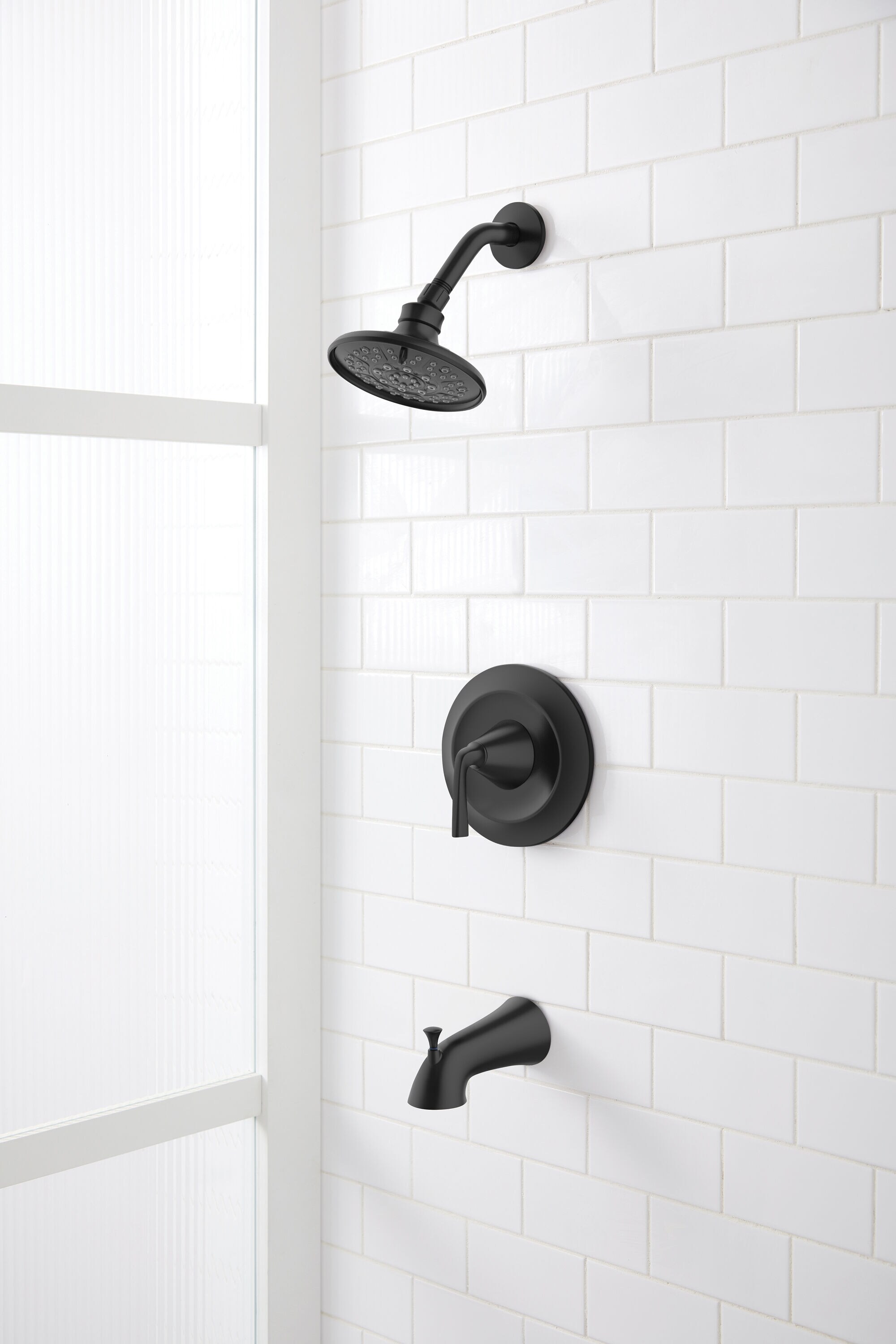 Grifo para bañera y ducha redondo de 3.66 pulgadas con una sola manija de color negro mate de la marca allen + roth, modelo Mullen y funcionalidad multiusos, incluye válvula 873X-717001.