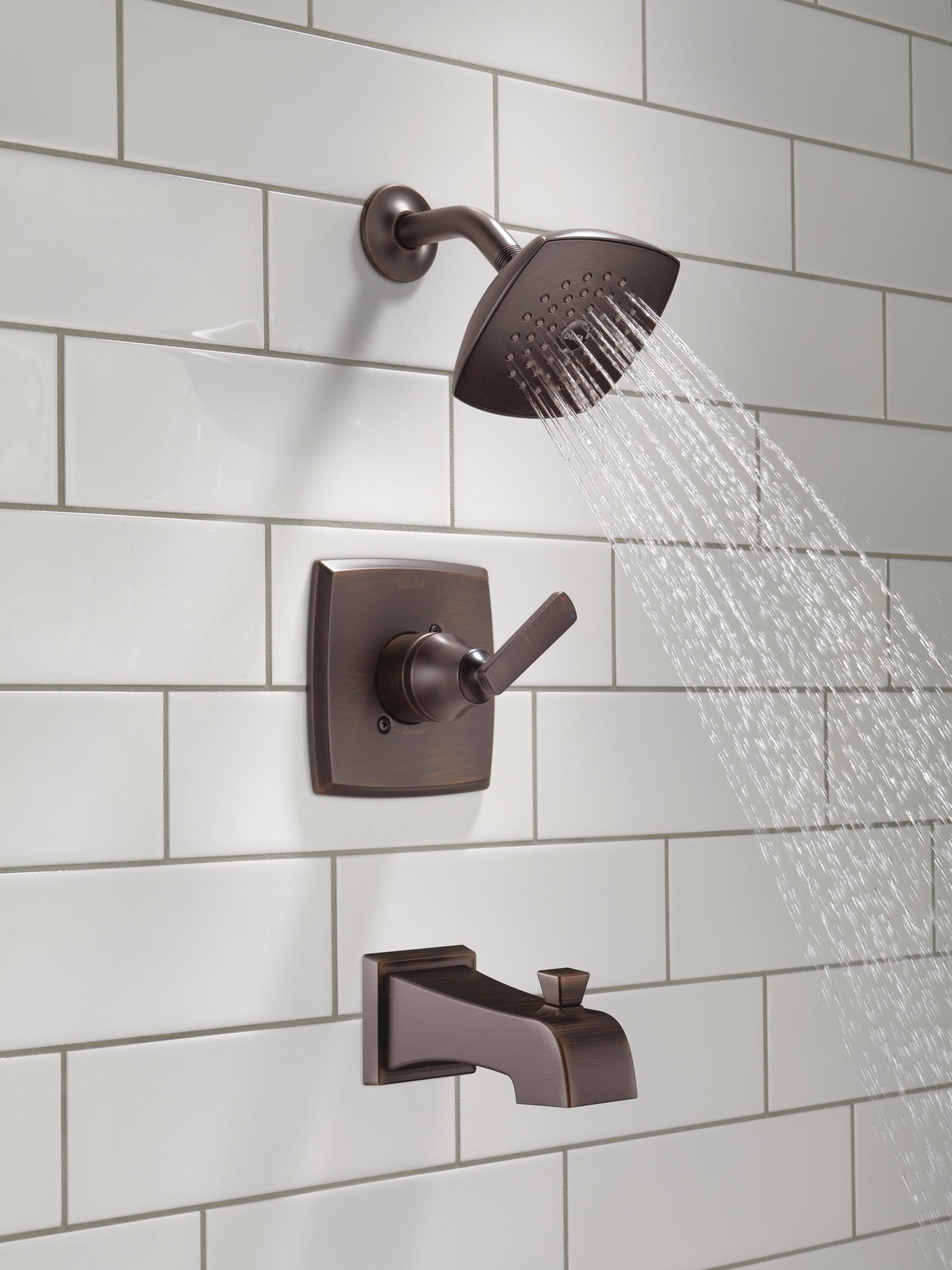 Grifo para Bañera y Ducha de 1 Mango en Bronce Veneciano Delta Ashlyn con Función Única y Cuadrado de 5.25 Pulgadas T14464-RB