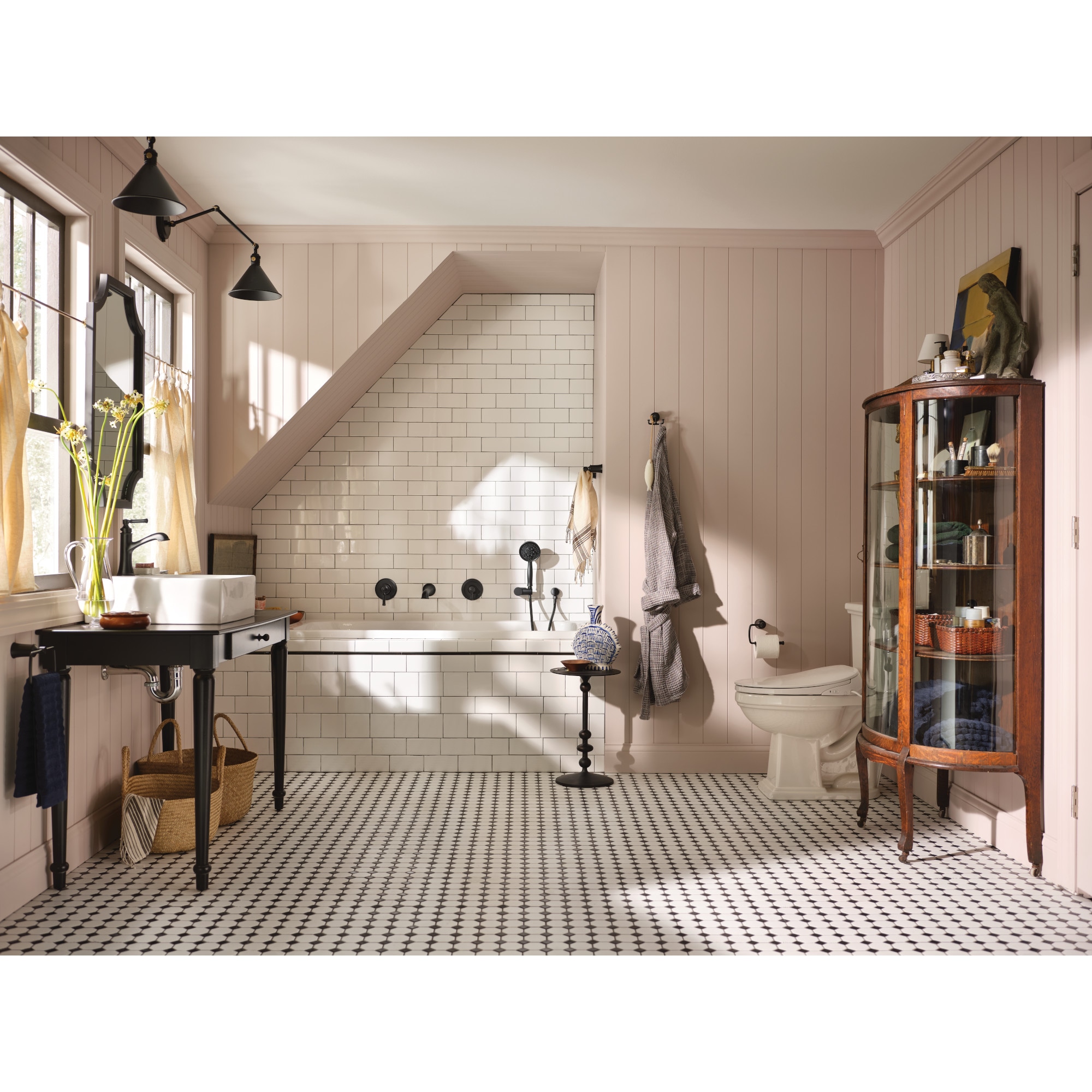 Grifo redondo para bañera y ducha en negro mate de Moen (Válvula no incluida). Se vende por separado.