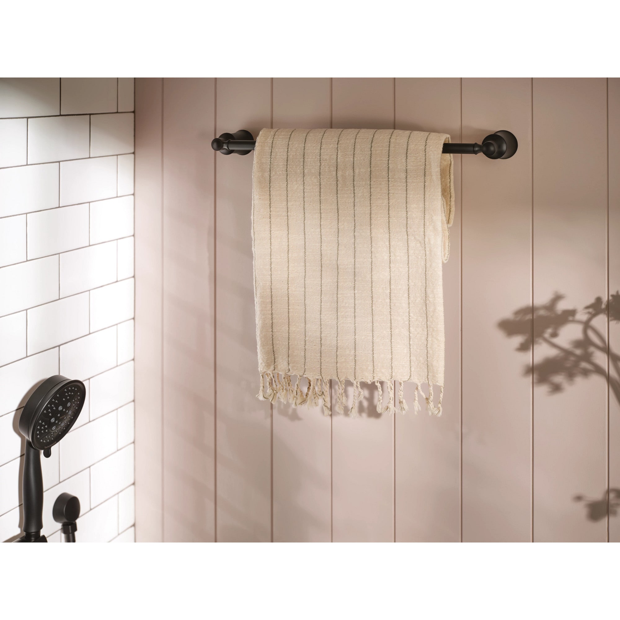 Grifo redondo para bañera y ducha en negro mate de Moen (Válvula no incluida). Se vende por separado.