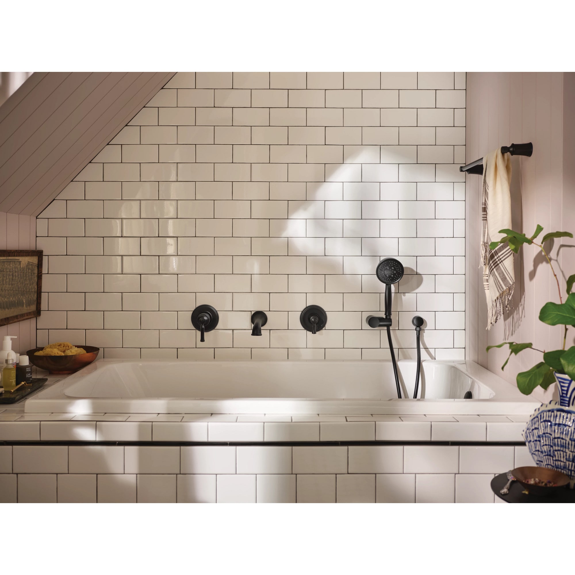 Grifo redondo para bañera y ducha en negro mate de Moen (Válvula no incluida). Se vende por separado.