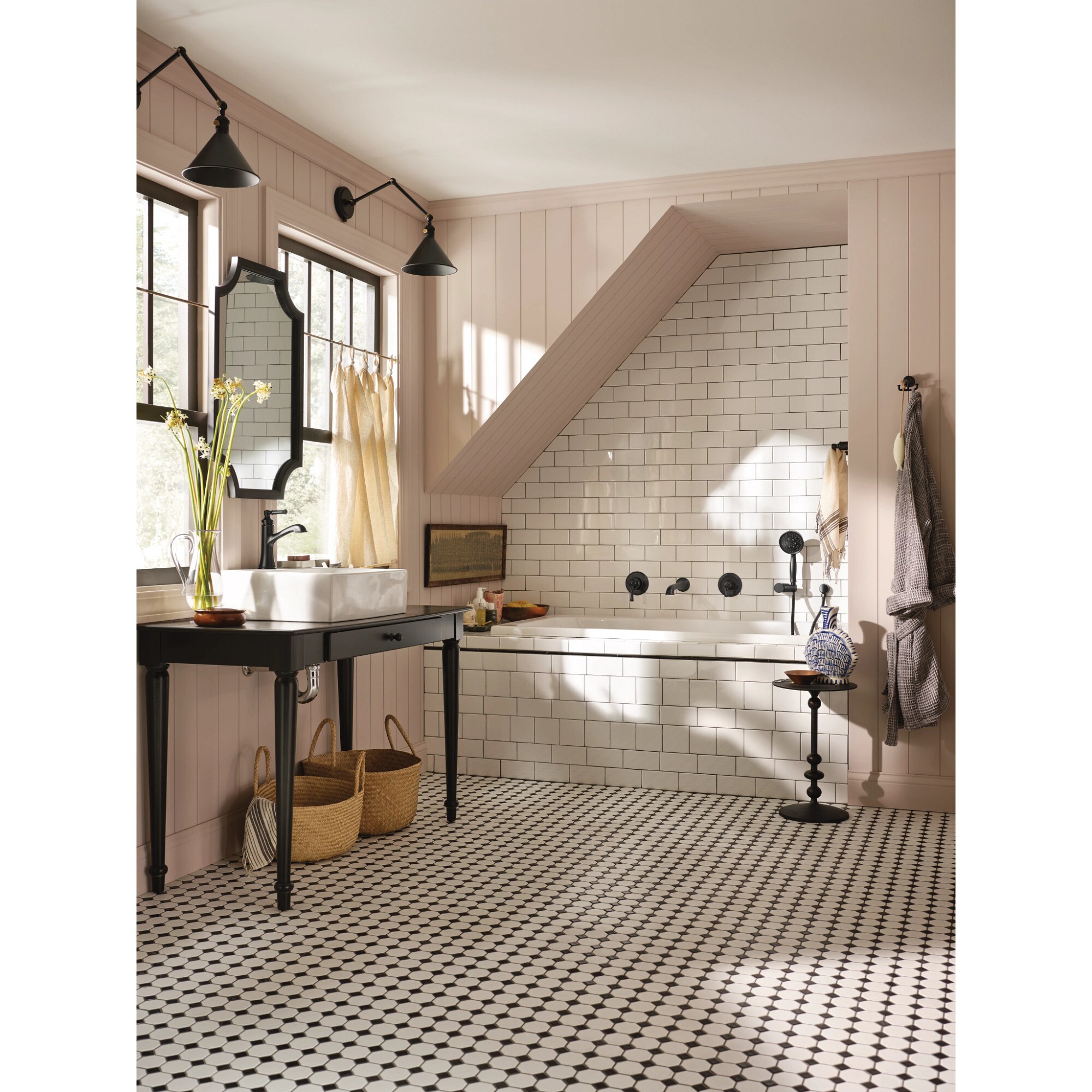 Grifo redondo para bañera y ducha en negro mate de Moen (Válvula no incluida). Se vende por separado.