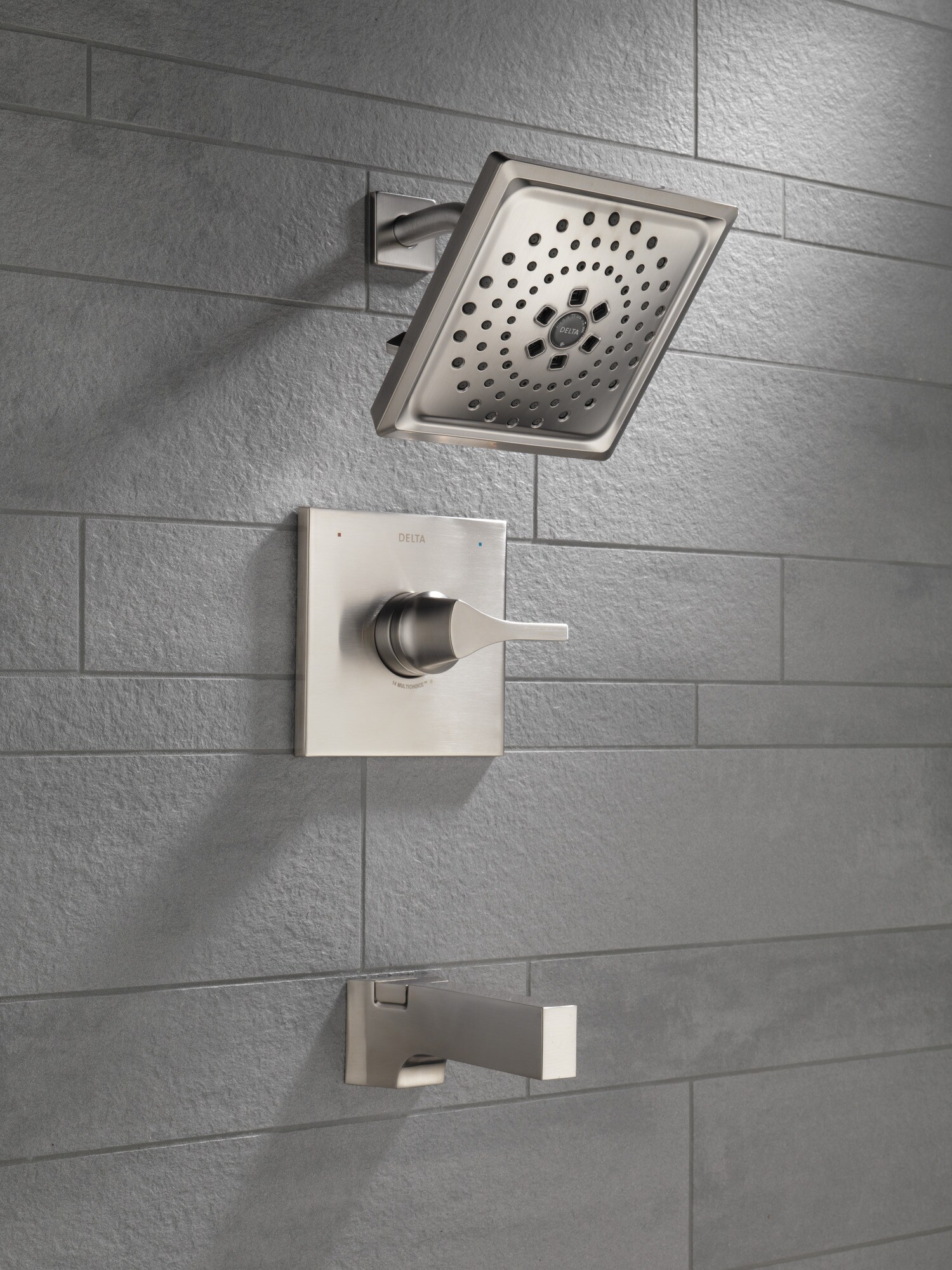 Grifo para bañera y ducha cuadrado de acero inoxidable con una manija de Delta Zura de 7.6875 pulgadas de función múltiple T14474-SS.
