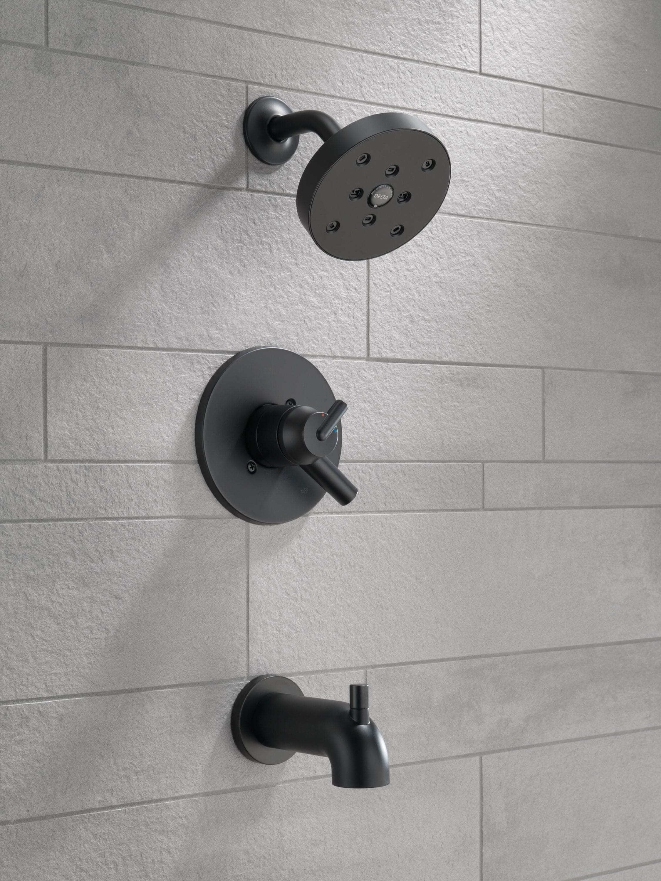 Grifo de bañera redondo y ducha con dos manijas en negro mate de la colección Trinsic Delta