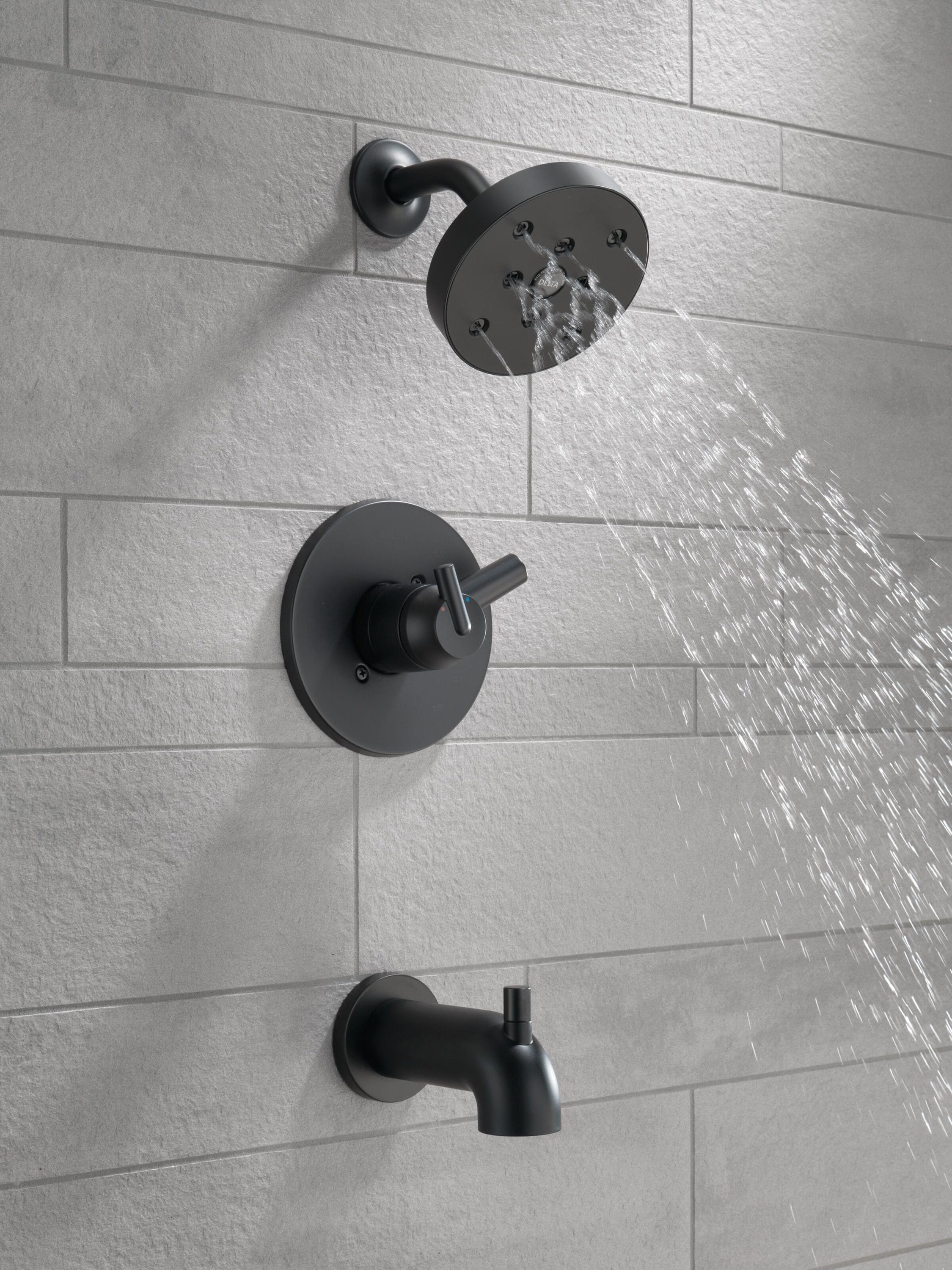 Grifo de bañera redondo y ducha con dos manijas en negro mate de la colección Trinsic Delta