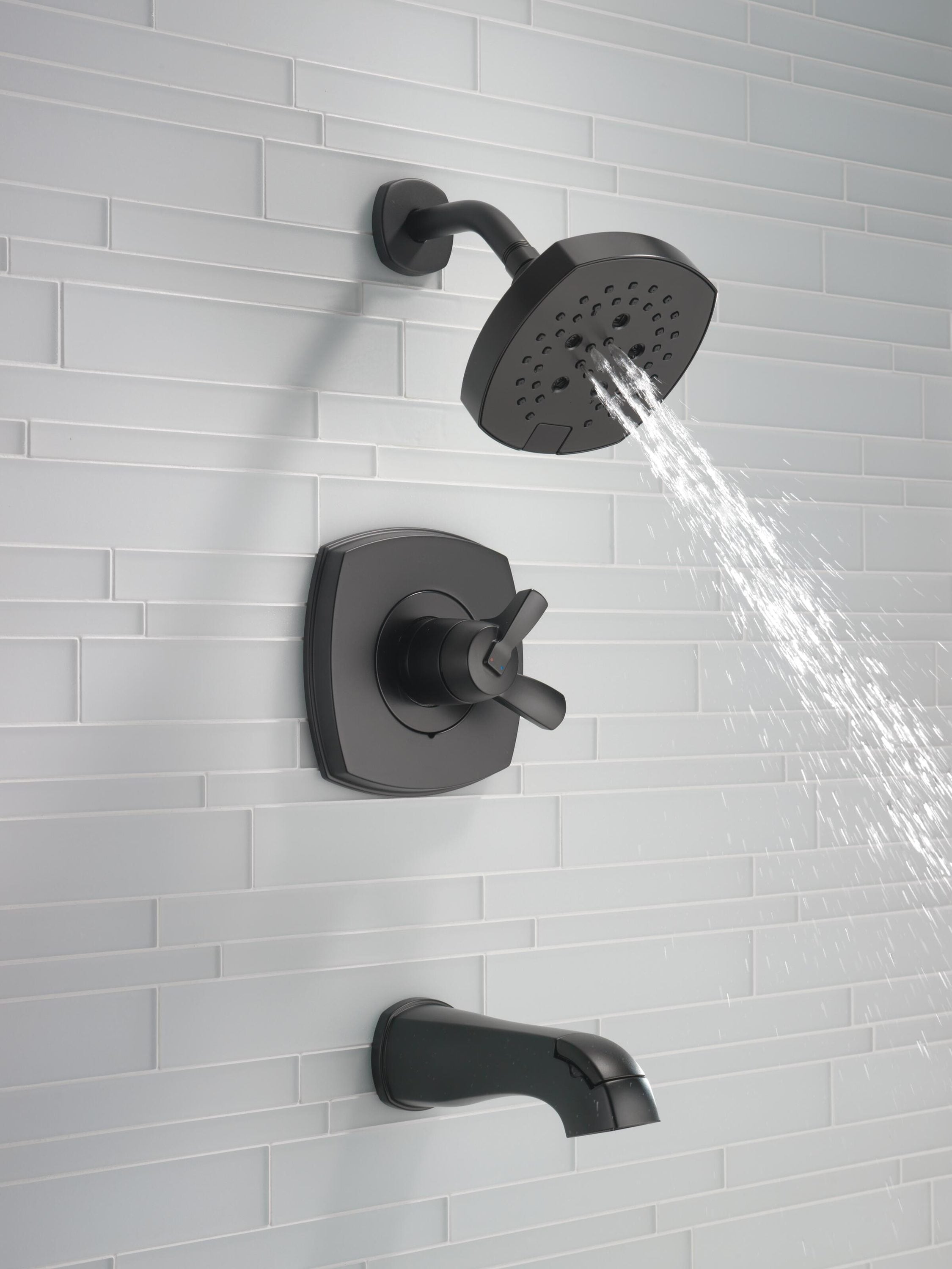 Grifo de bañera y ducha redondo de 7.0 pulgadas con acabado negro mate de dos manijas Delta Stryke