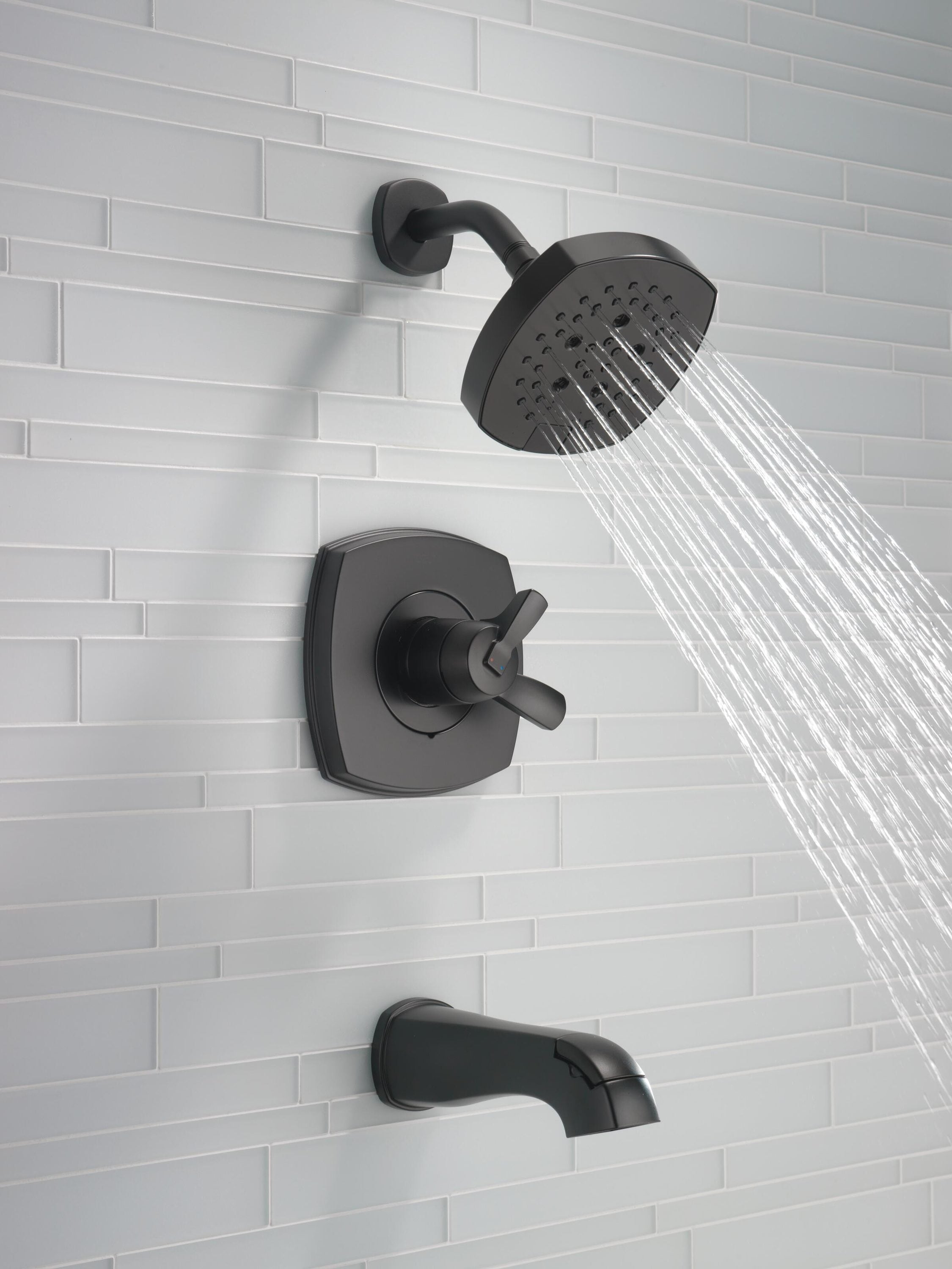 Grifo de bañera y ducha redondo de 7.0 pulgadas con acabado negro mate de dos manijas Delta Stryke