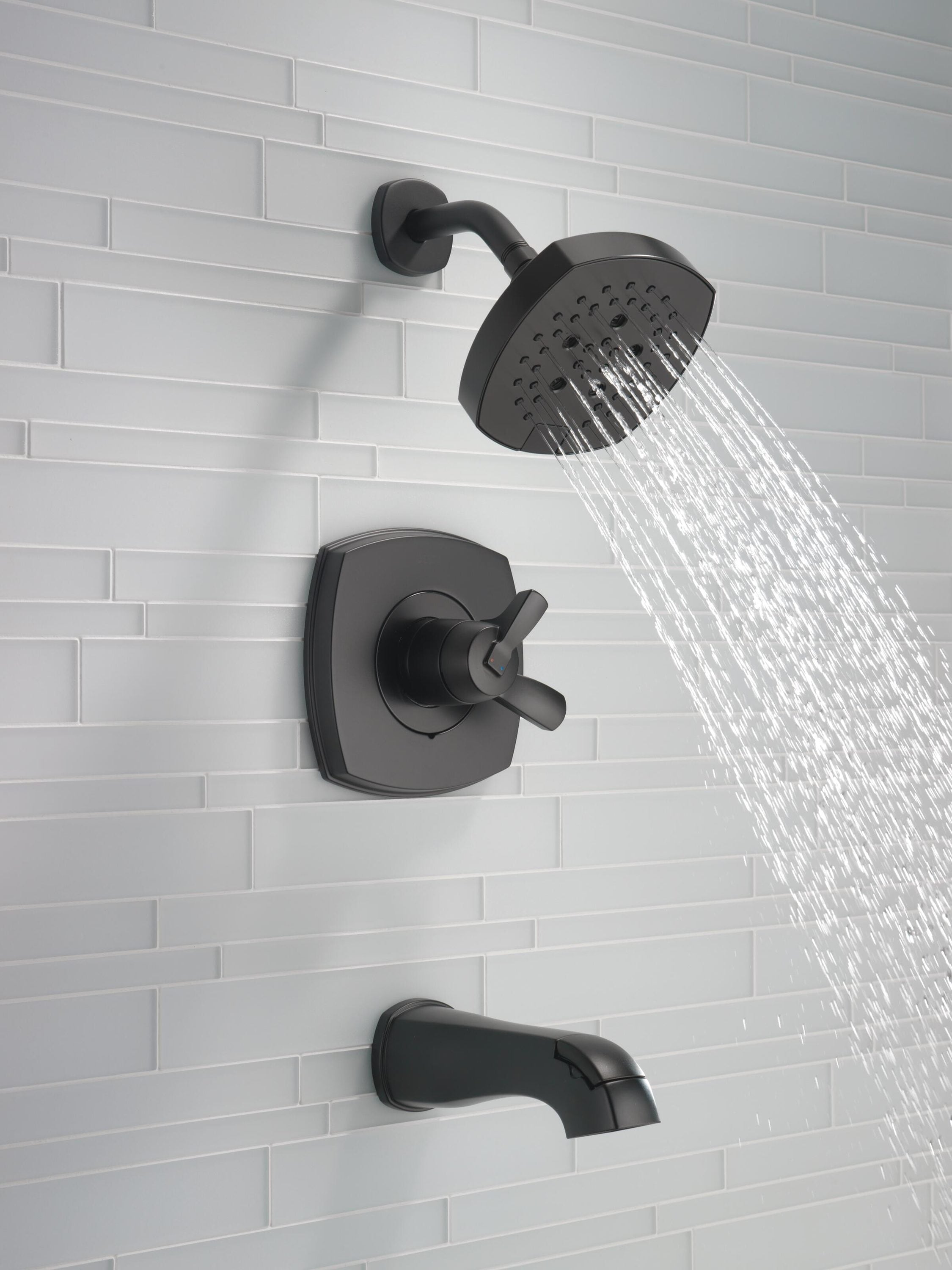 Grifo de bañera y ducha redondo de 7.0 pulgadas con acabado negro mate de dos manijas Delta Stryke