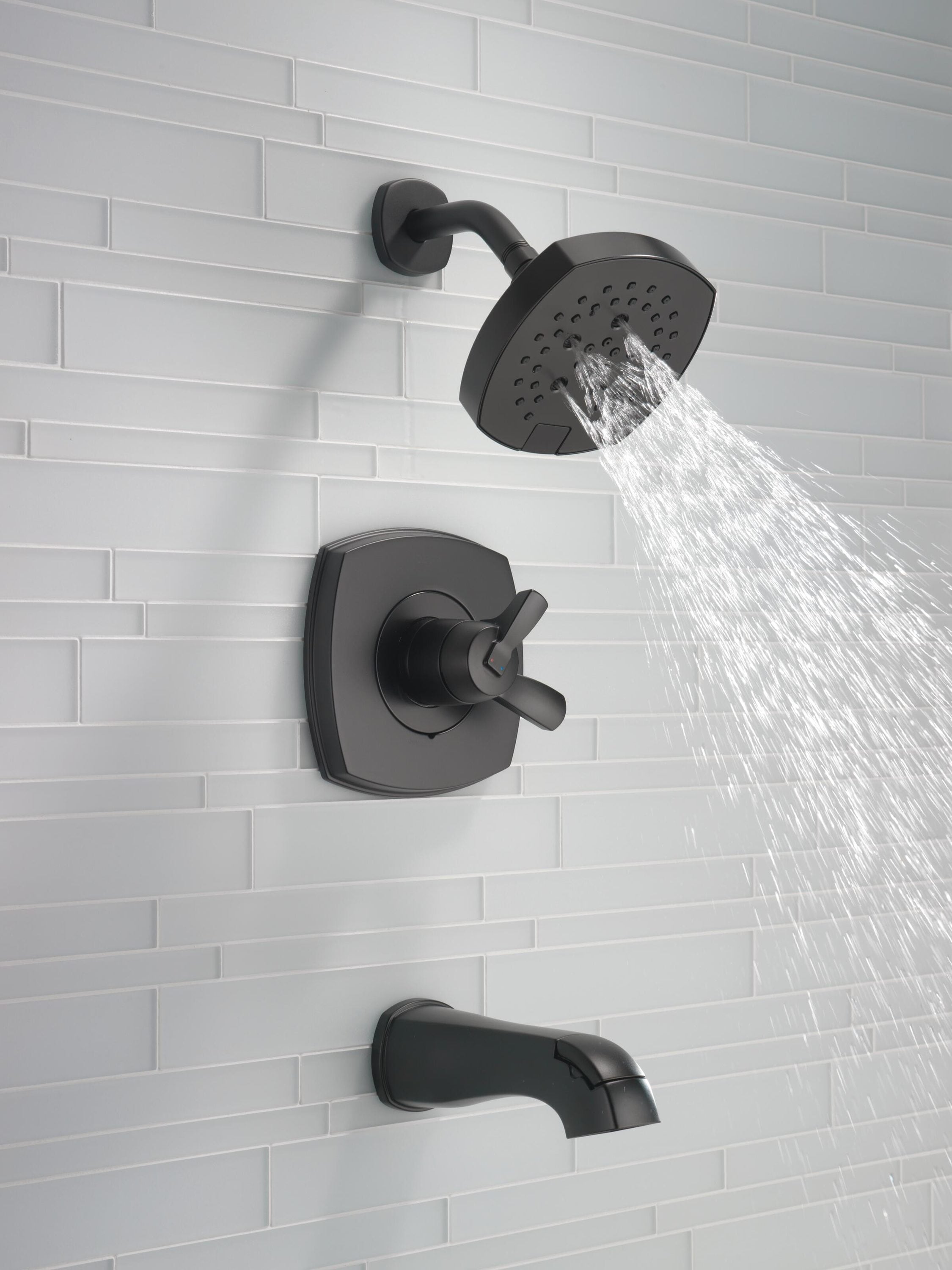 Grifo de bañera y ducha redondo de 7.0 pulgadas con acabado negro mate de dos manijas Delta Stryke