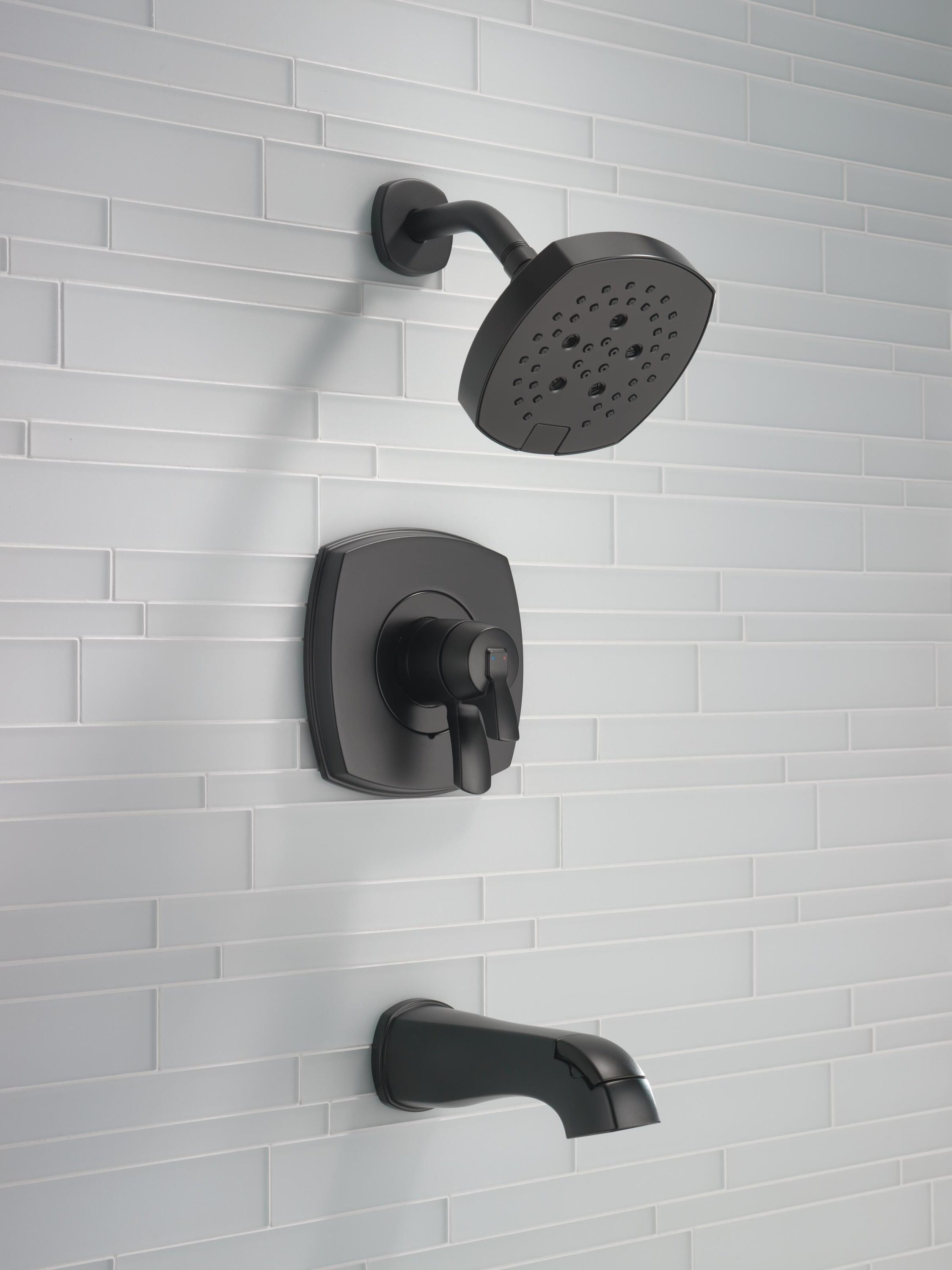 Grifo de bañera y ducha redondo de 7.0 pulgadas con acabado negro mate de dos manijas Delta Stryke