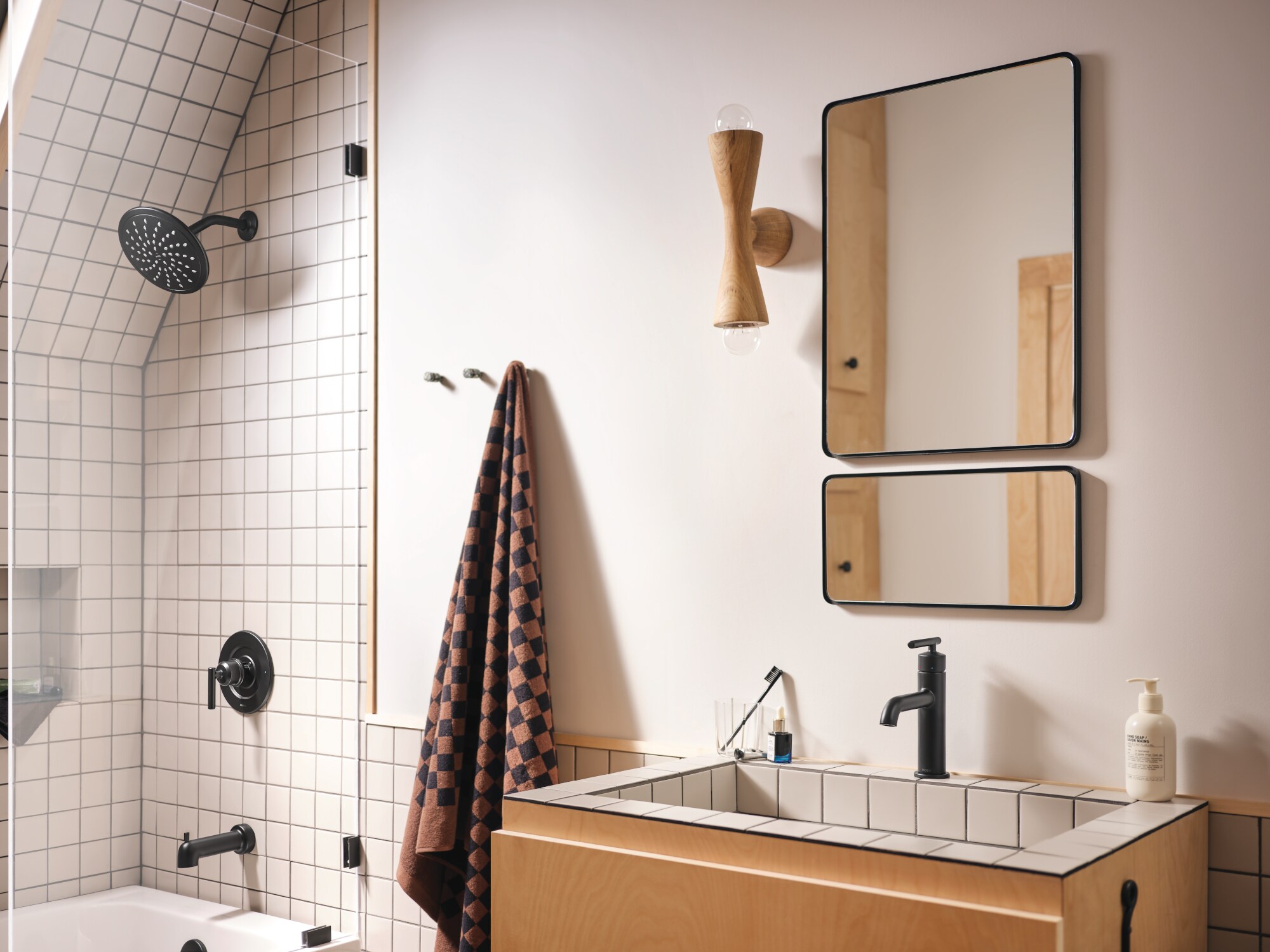 Mezcladora para bañera y ducha Moen Gibson negro mate de 1 manija y función única de 8 pulgadas (Válvula no incluida) T3003EPBL